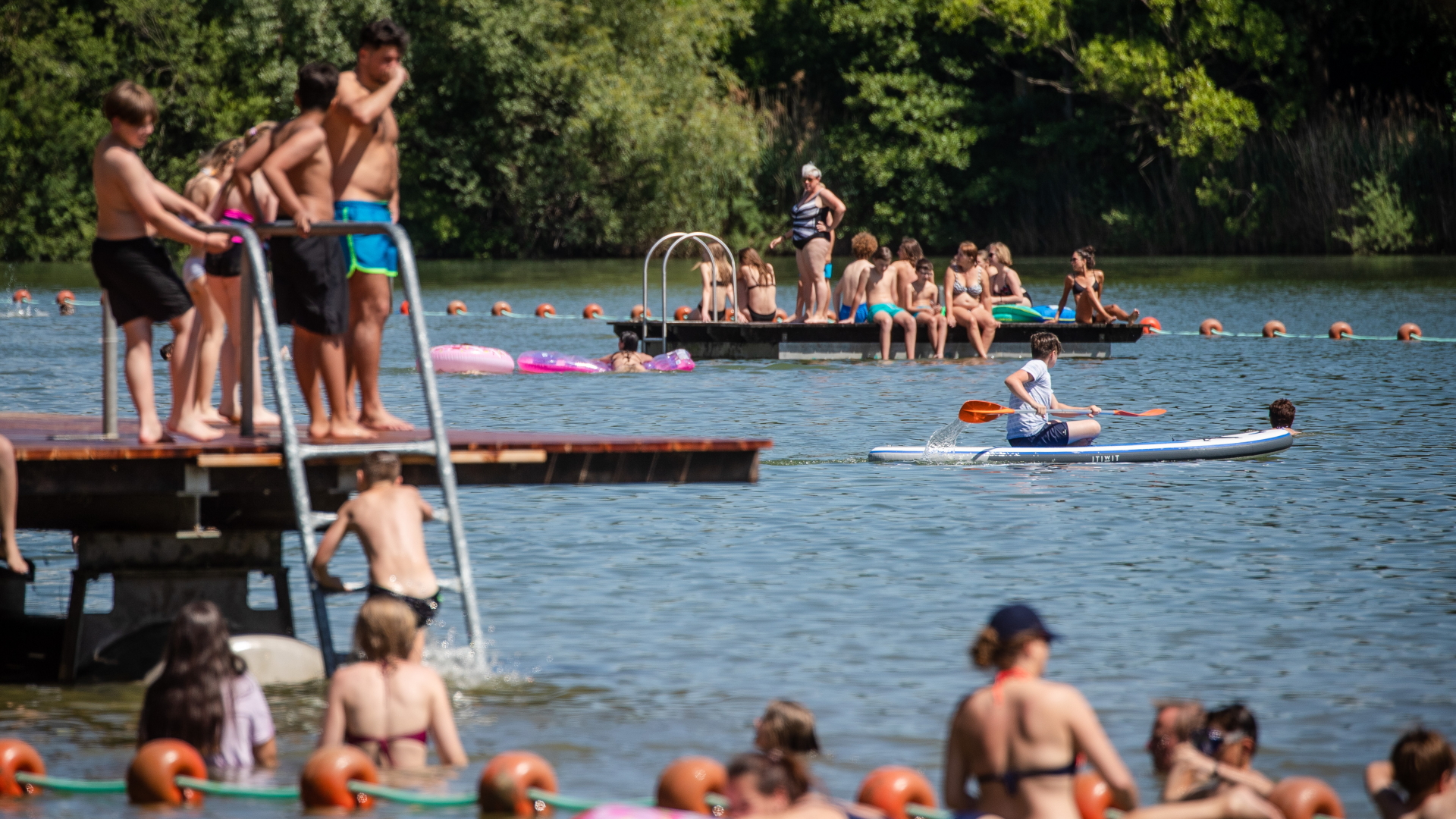 Menschen genießen den sonnigen Tag am Badesee in Plüderhausen.  | dpa