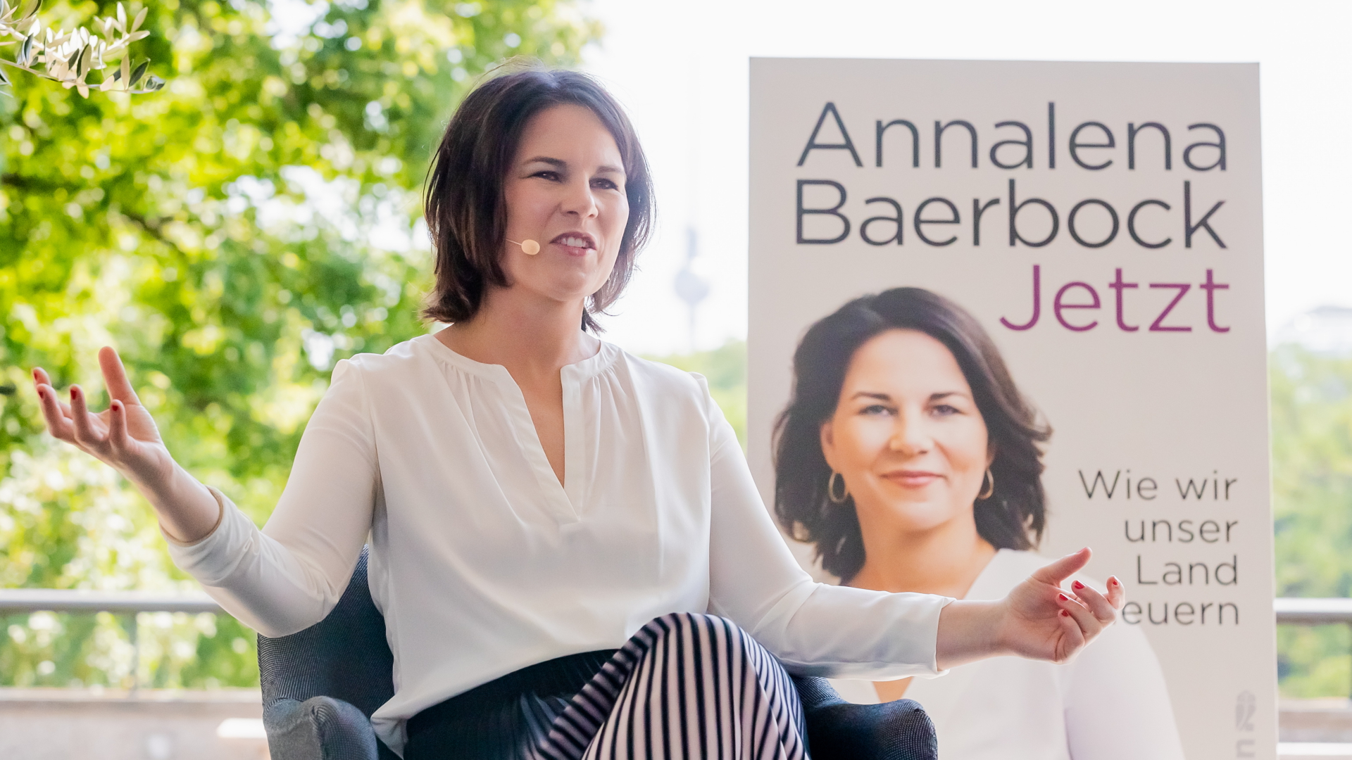 Annalena Baerbock, Kanzlerkandidatin und Bundesvorsitzende von Bündnis 90/Die Grünen, spricht bei der Vorstellung ihres Buches "Jetzt. Wie wir unser Land erneuern" | dpa