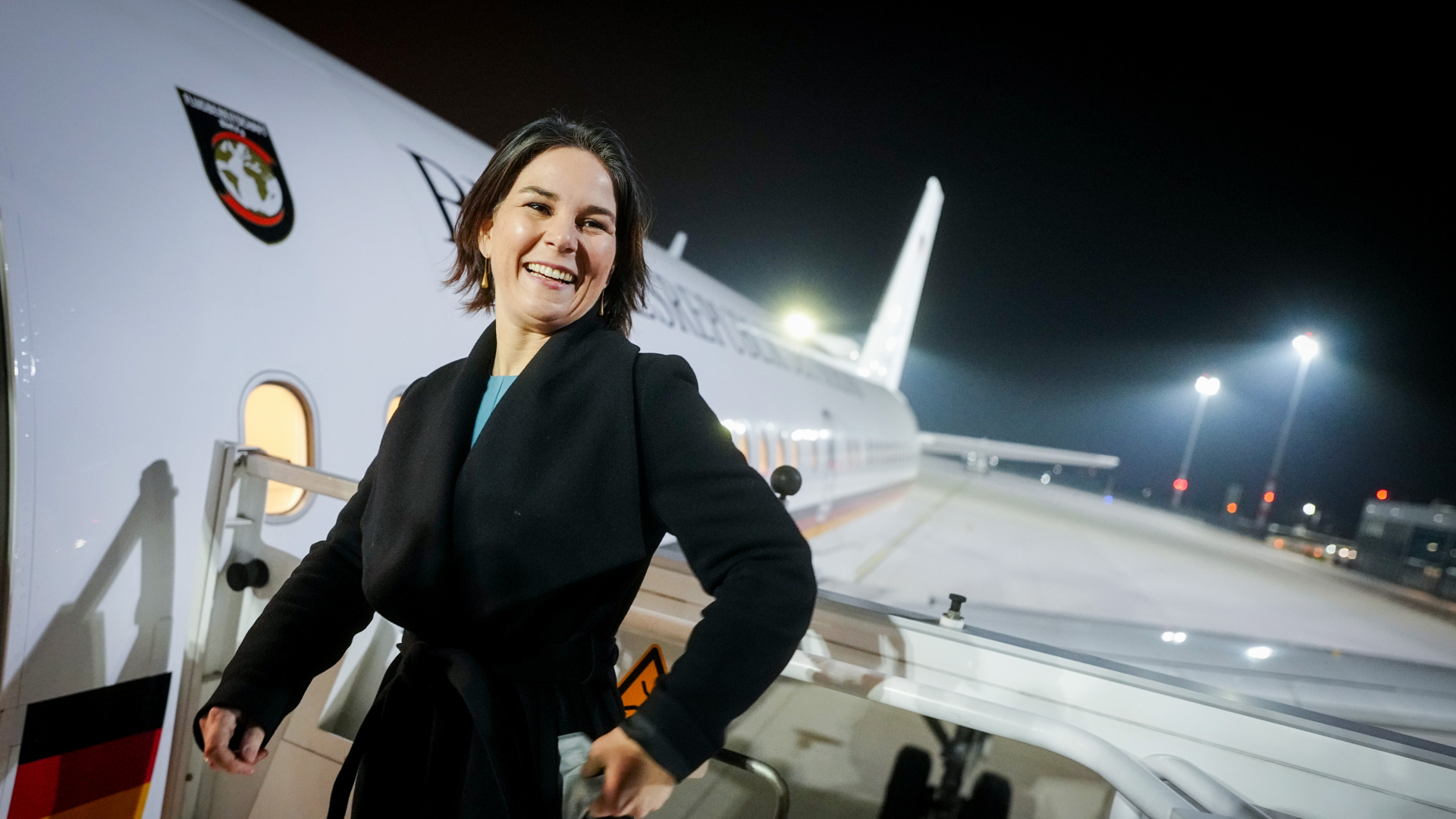Annalena Baerbock, Außenministerin und Bundesvorsitzende von Bündnis 90/Die Grünen, geht die Gangway des Airbus A319 der Luftwaffe hinauf.