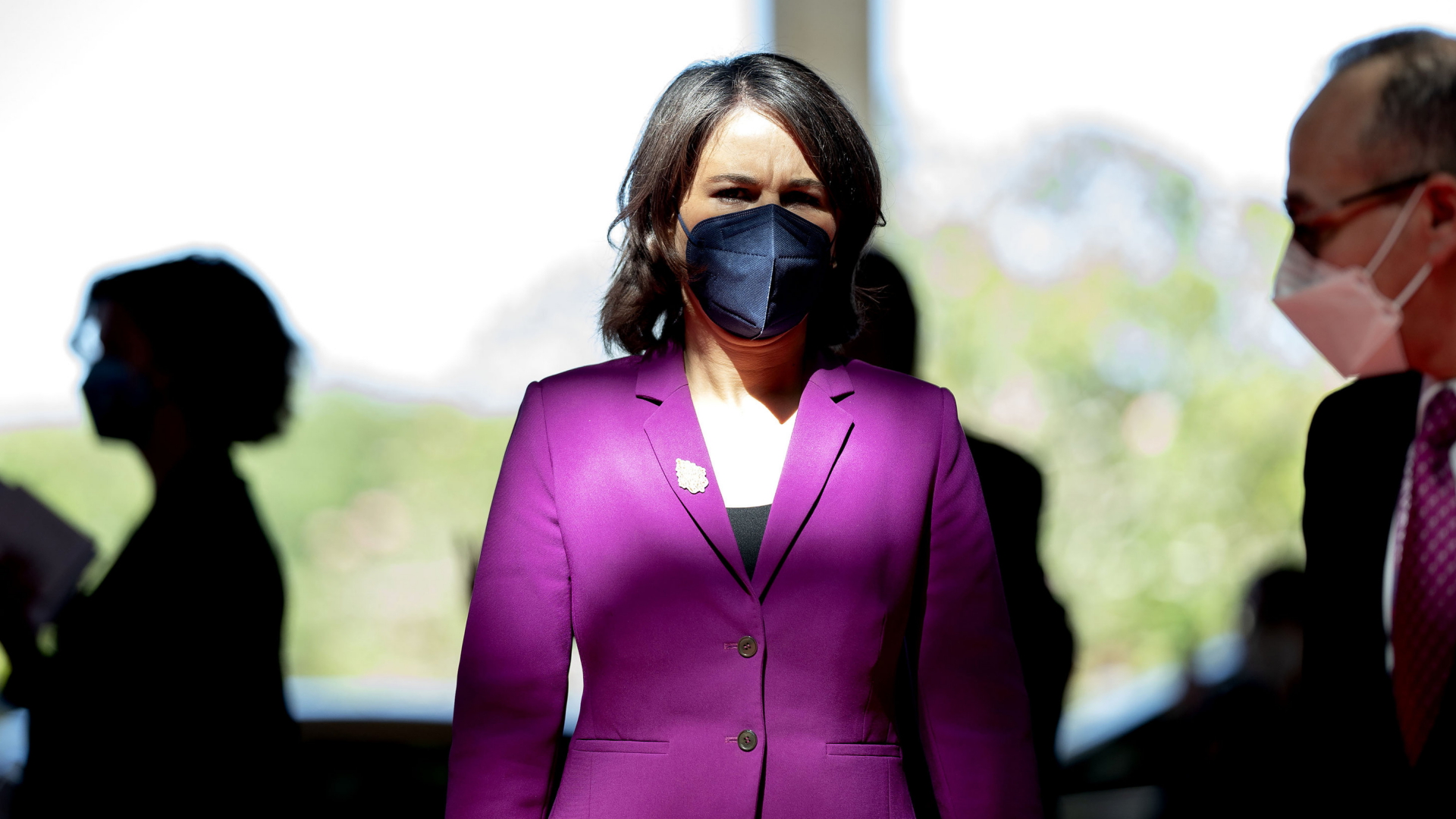 Bundesaußenministerin Annalena Baerbock trägt auf den G20-Gipfel auf Bali im Juli 2022 eine schwarze FFFP2-Maske. | AP