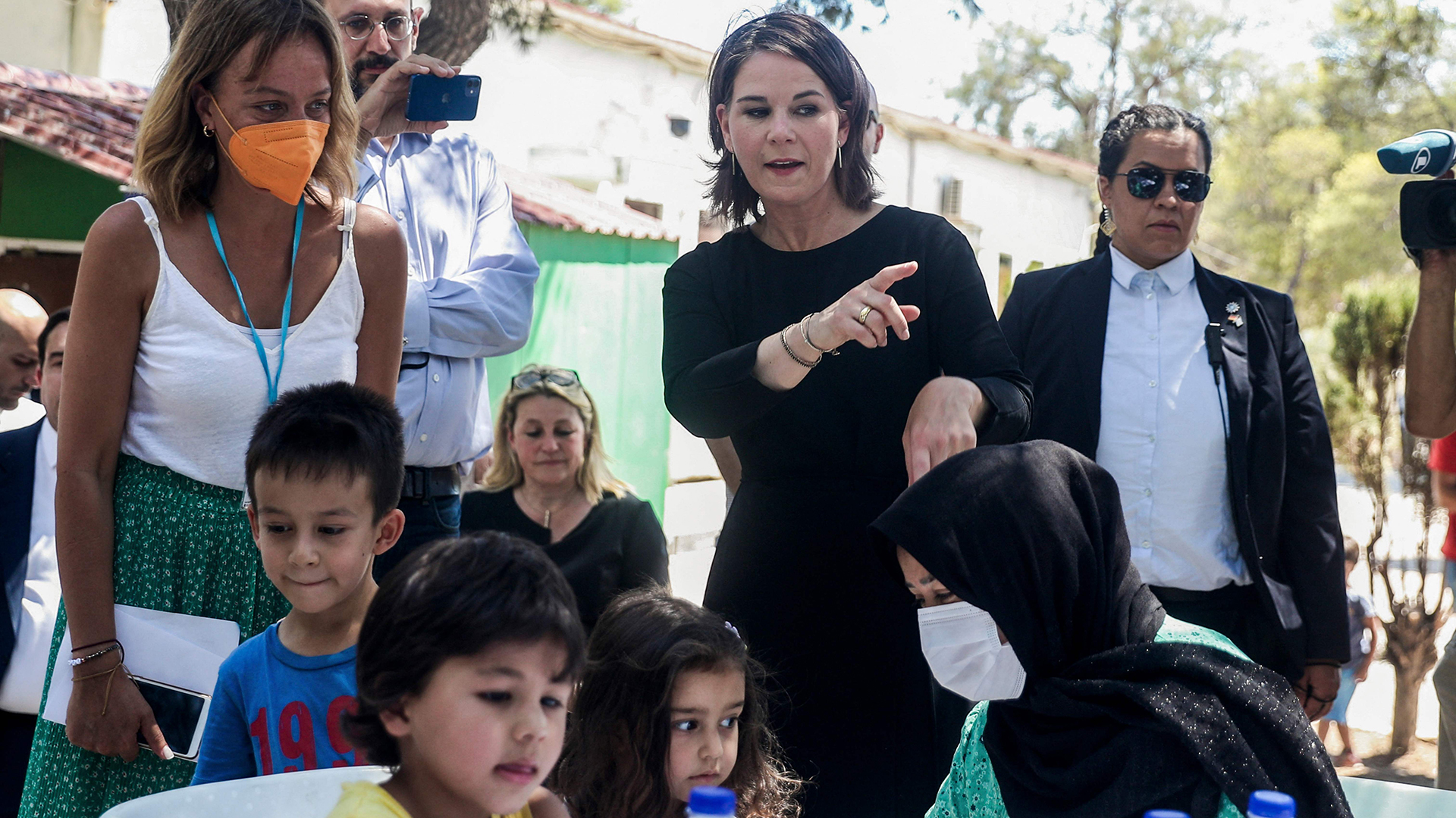 Annalena Baerbock im Gespräch mit Flüchtlingen in Schisto (Griechenland). | AFP