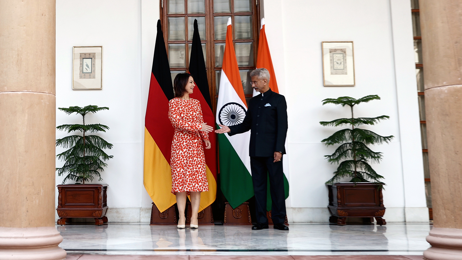 Annalena Baerbock (li.) wird von dem indischen Außenminister Subrahmanyam Jaishankar begrüsst. | dpa