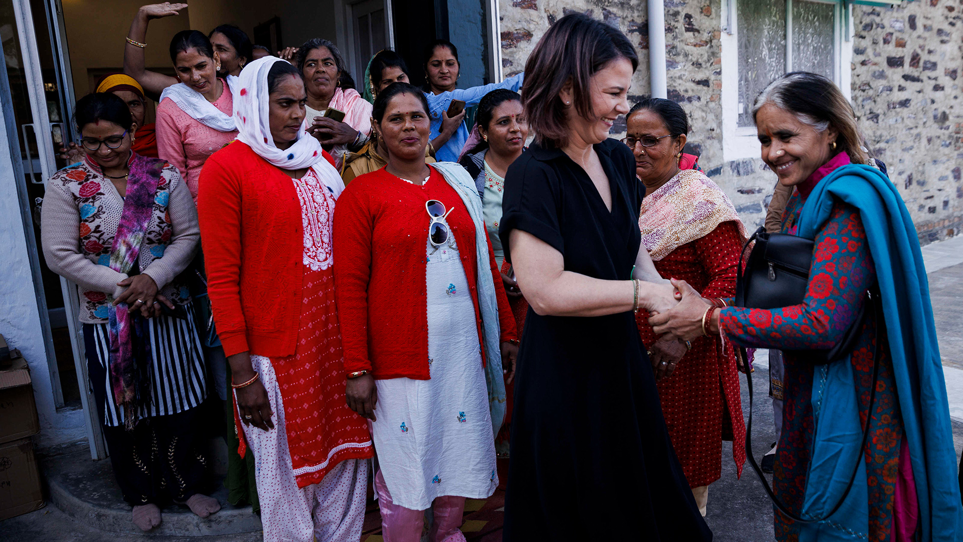 Annalena Baerbock trifft sich mit Frauen des Dorfes Khori (Indien). | dpa