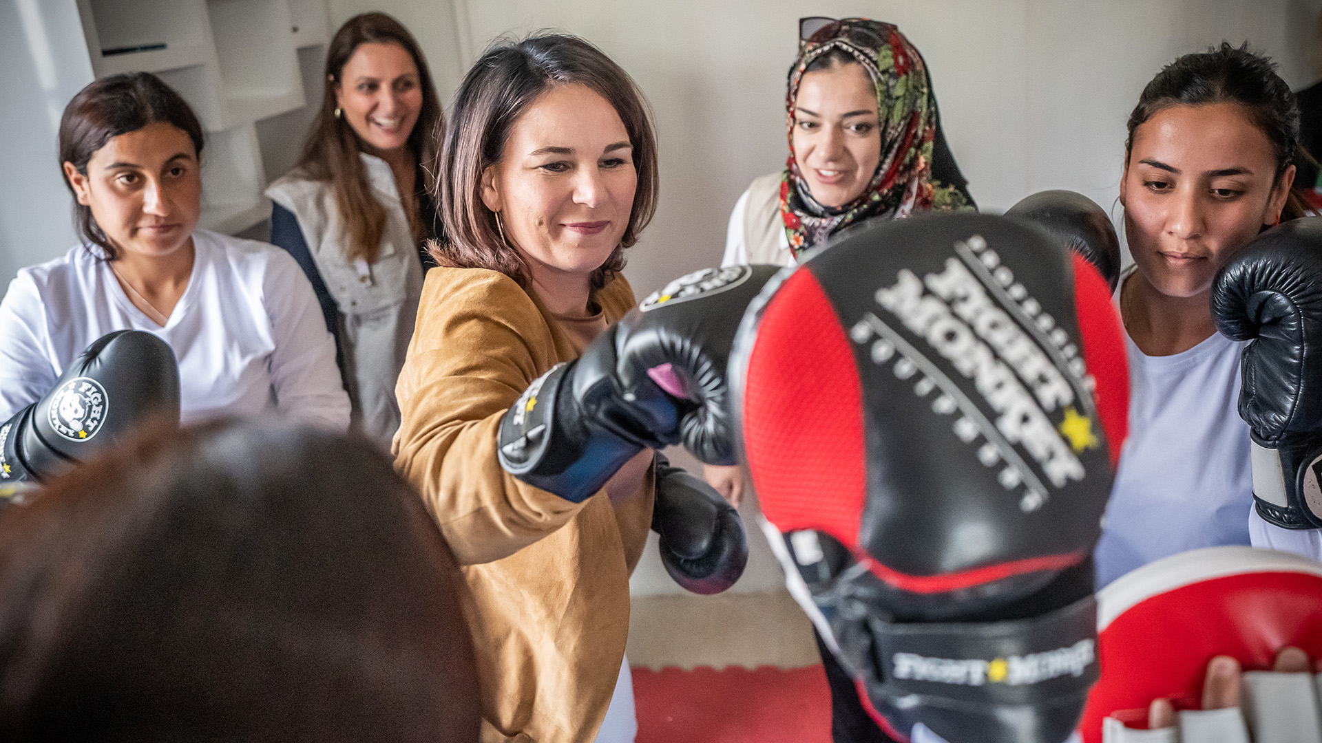 Annalena Baerbock boxt bei einem Mädchentraining im Flüchtlingslager Qadiya. | dpa