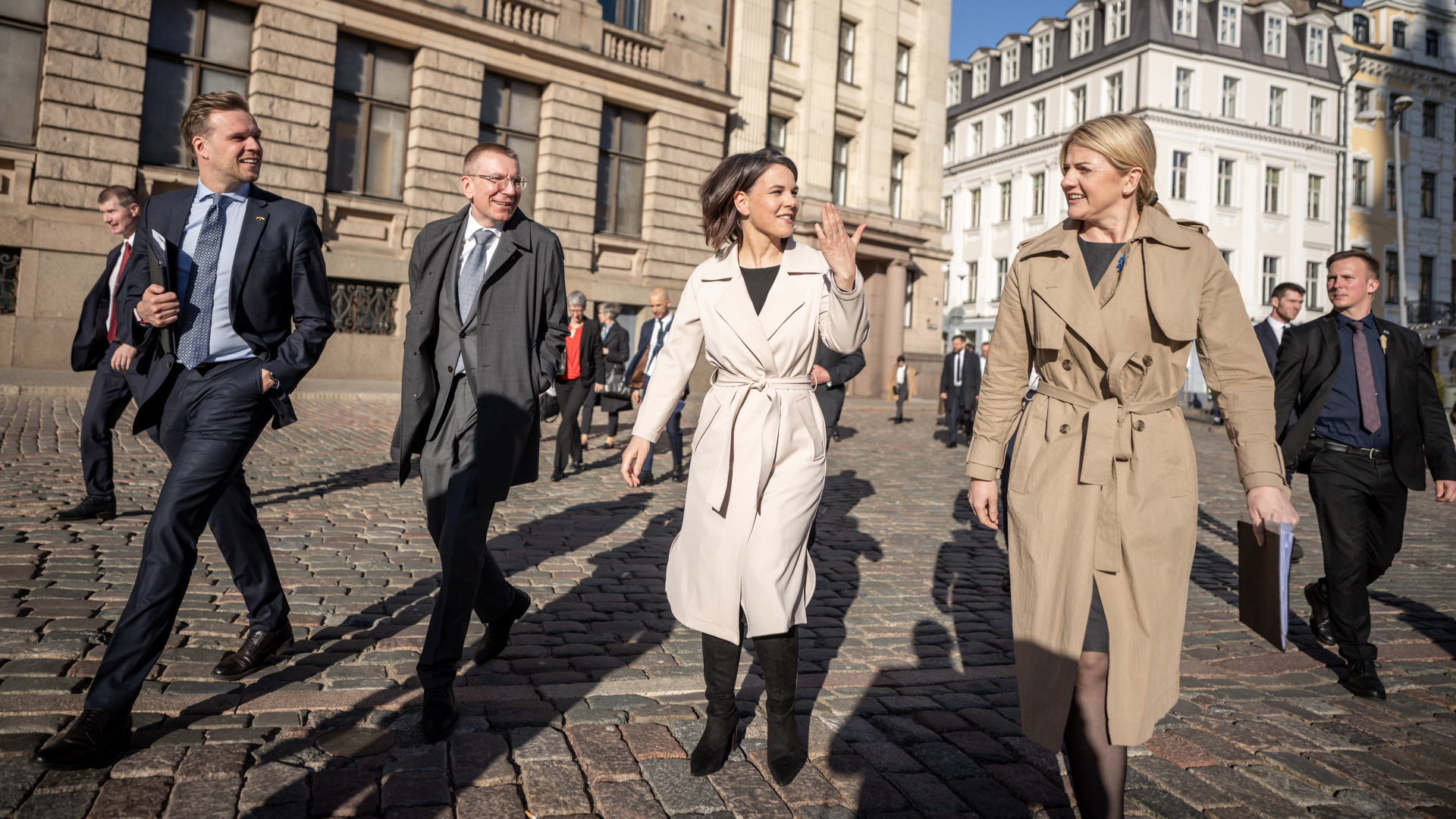Annalena Baerbock geht neben Edgars Rinkevics, Eva-Maria Liimets und Gabrielius Landsbergis durch die Altstadt von Riga. | dpa