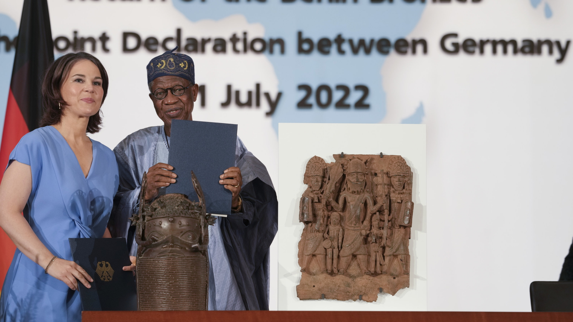 Annalena Baerbock und Lai Mohammed bei der Unterzeichnung einer Absichtserklärung für Eigentumsübertragungen wertvoller Benin-Bronzen.