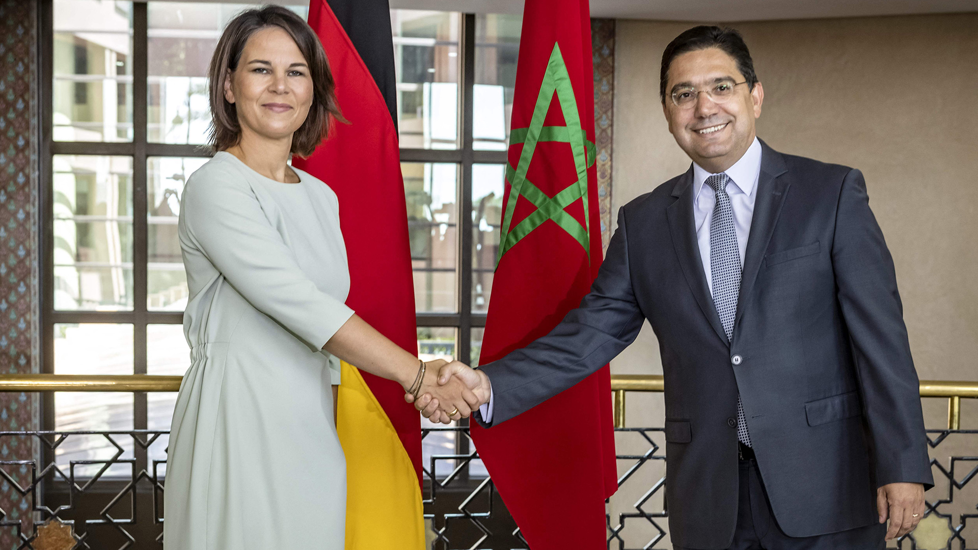 Annalena Barbock und Nasser Bourita schütteln die Hände.  | AFP