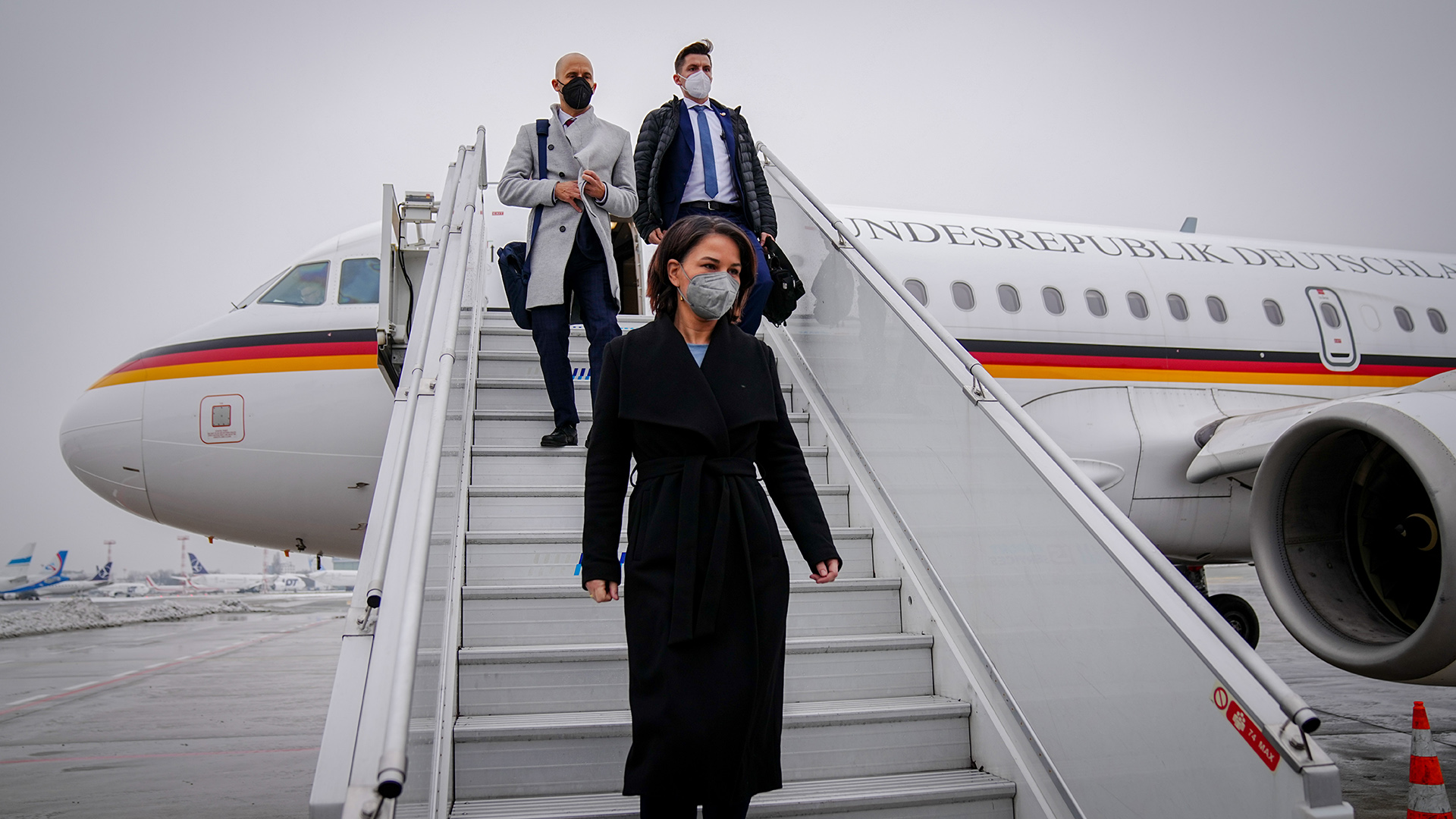 Annalena Baerbock, Bundesaußenministerin steigt aus dem Flieger der Bundesregierung. | picture alliance/dpa