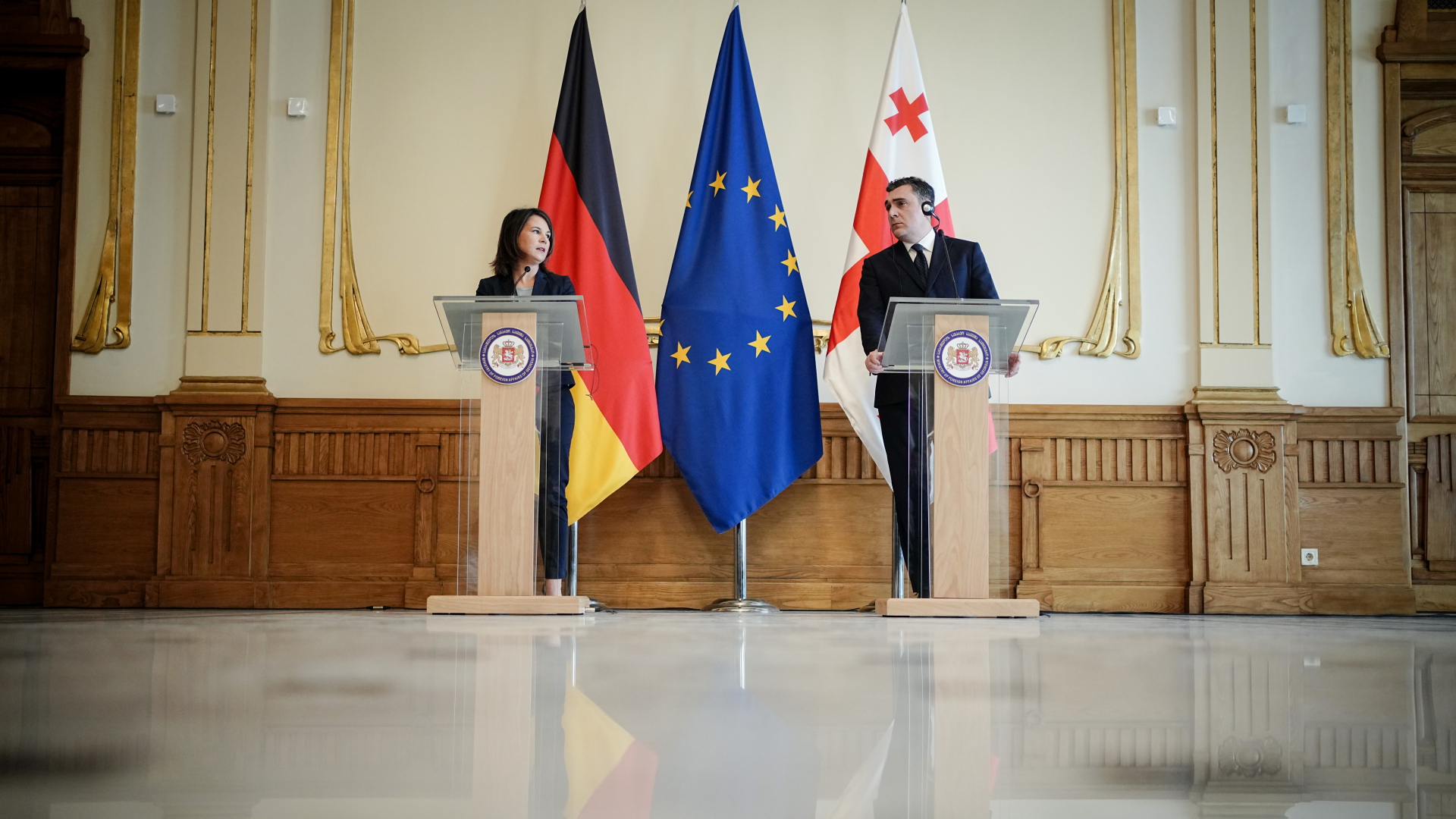 Annalena Baerbock und Ilia Darchiashvili, Außenminister von Georgien, geben eine Pressekonferenz.  | dpa