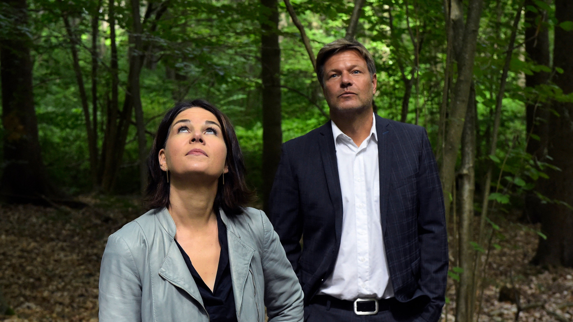 Die Grünen-Chefs Robert Habeck und Annalena Baerbock spazieren durch das Biesenthaler Becken. | AFP