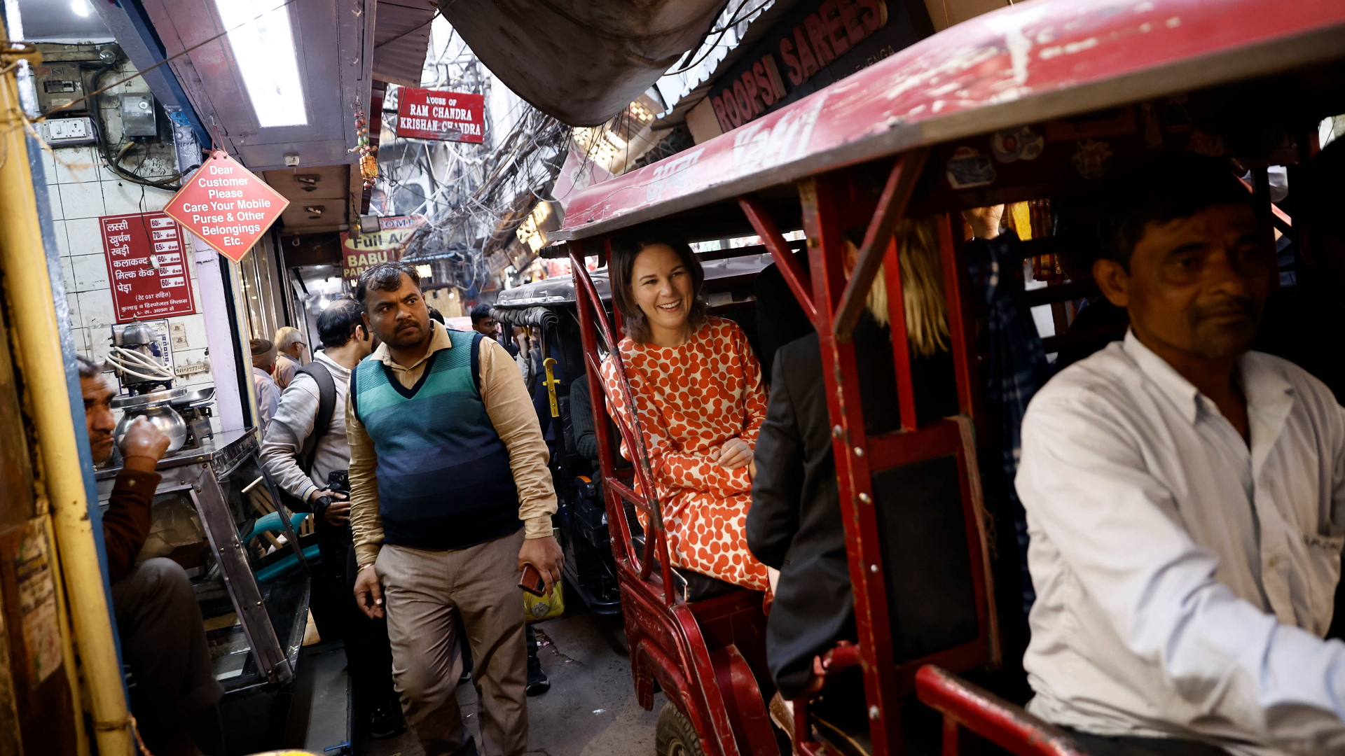 Annalena Baerbock fährt bei einem Besuch in der Altstadt Neu Delhis mit einer Rikscha. | dpa