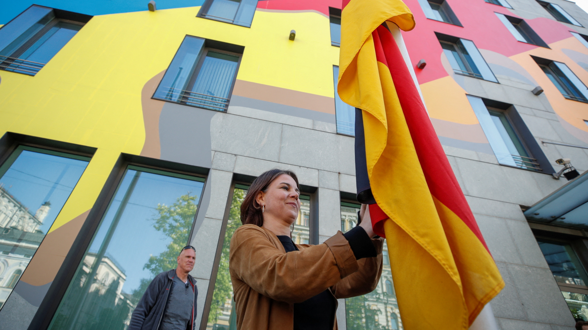 Annalena Baerbock hisst die deutsche Flagge vor der deutschen Botschaft in Kiew. | REUTERS