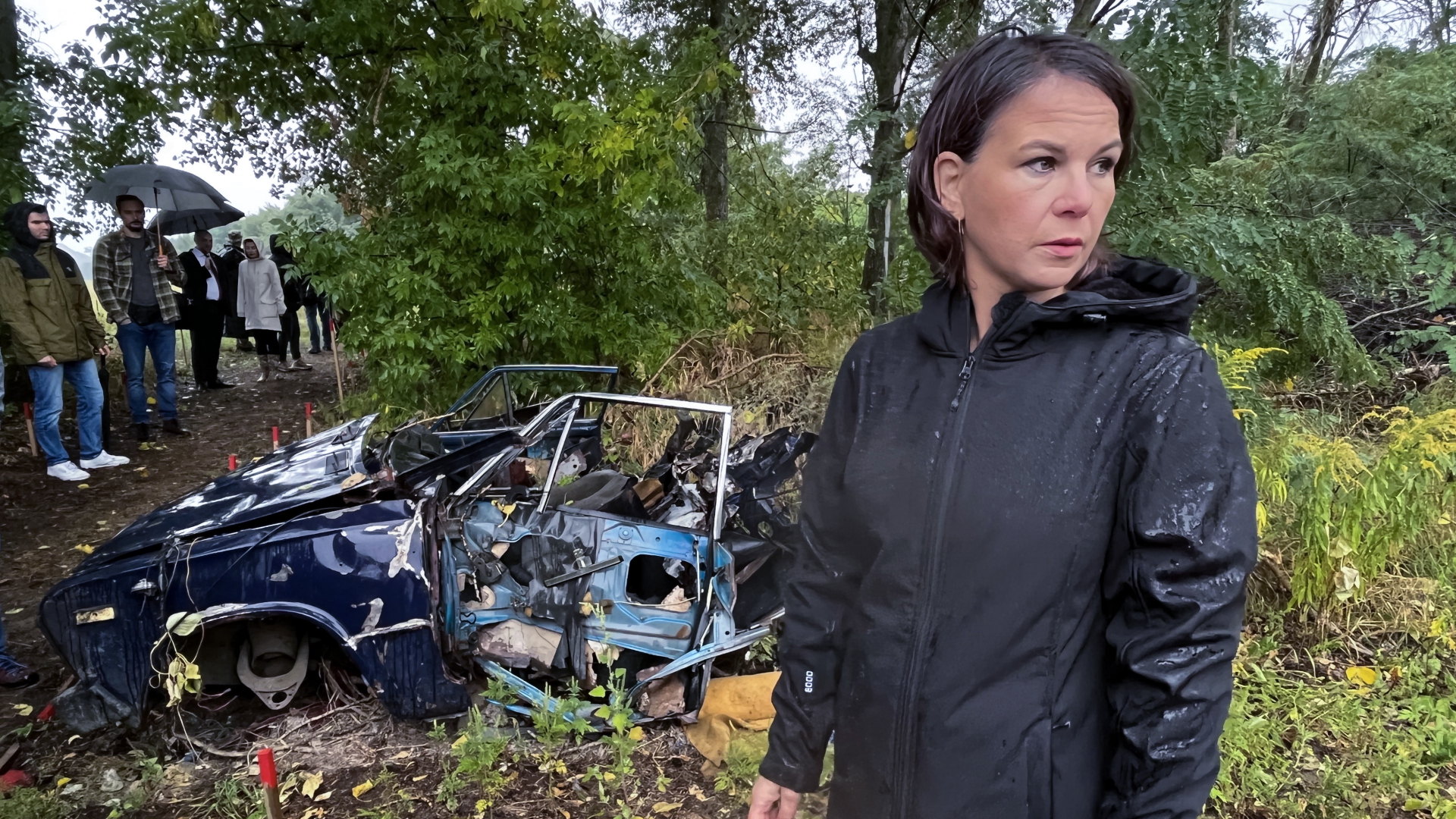 Annalena Baerbock vor einem durch eine Mine zerstörten Auto bei Kiew  | dpa