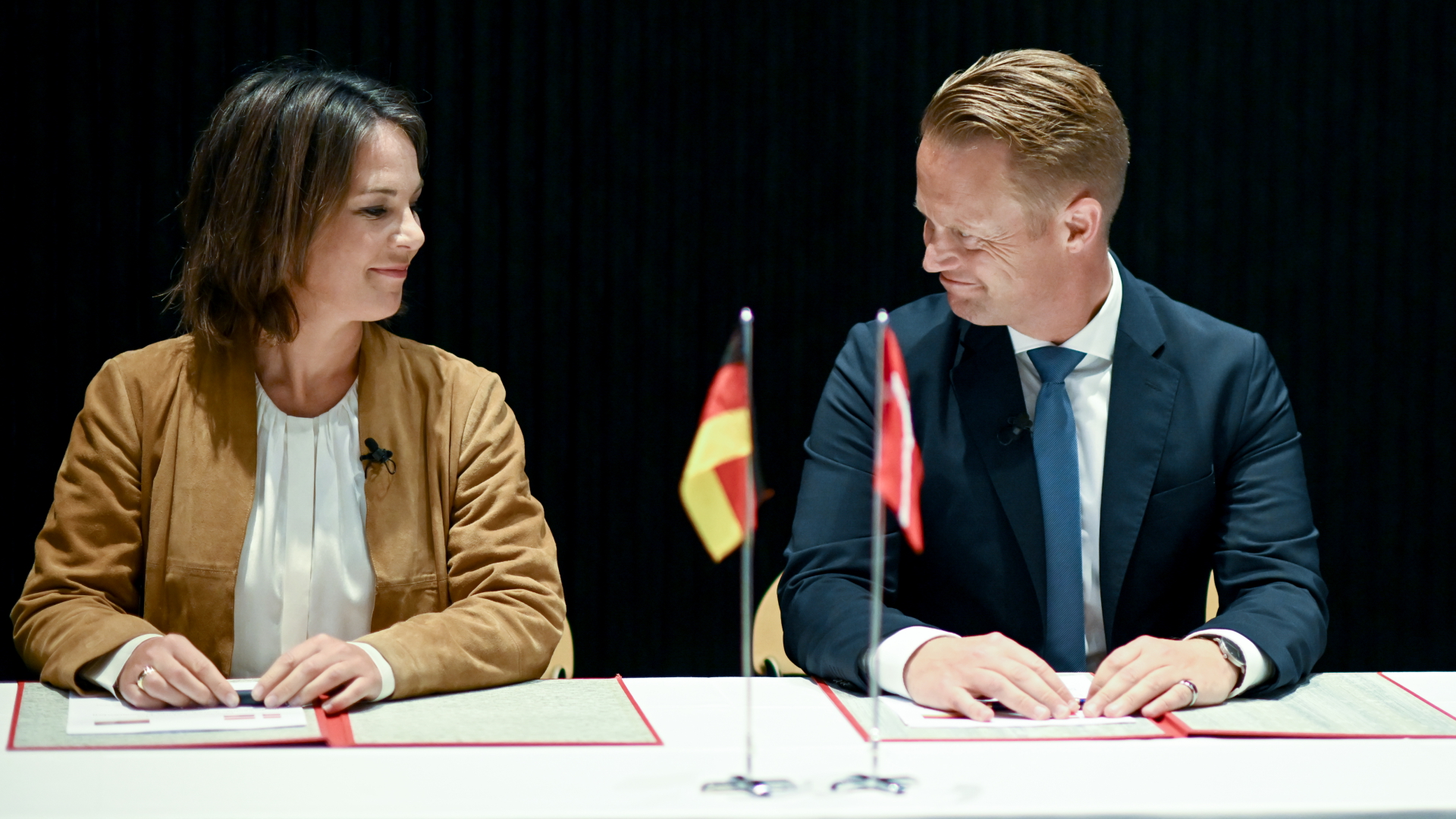 Außenministerin Baerbock und der dänische Außenminister Kofod unterzeichnen einen Aktionsplan für die Zusammenarbeit zwischen Deutschland und Dänemark in der Sicherheits- und Energiepolitik.  | dpa