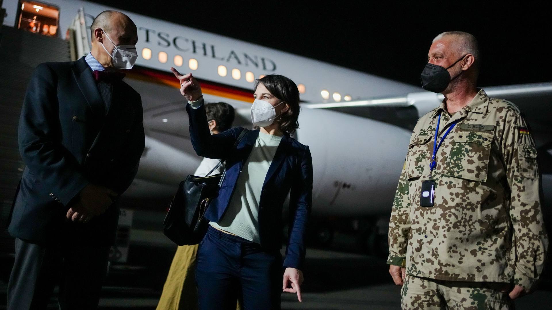 Außenministerin Annalena Baerbock wird auf dem Flughafen von Bamako von Dietrich Pohl (links), deutscher Botschafter in Mali, und Militärattaché Carsten Boos empfangen.