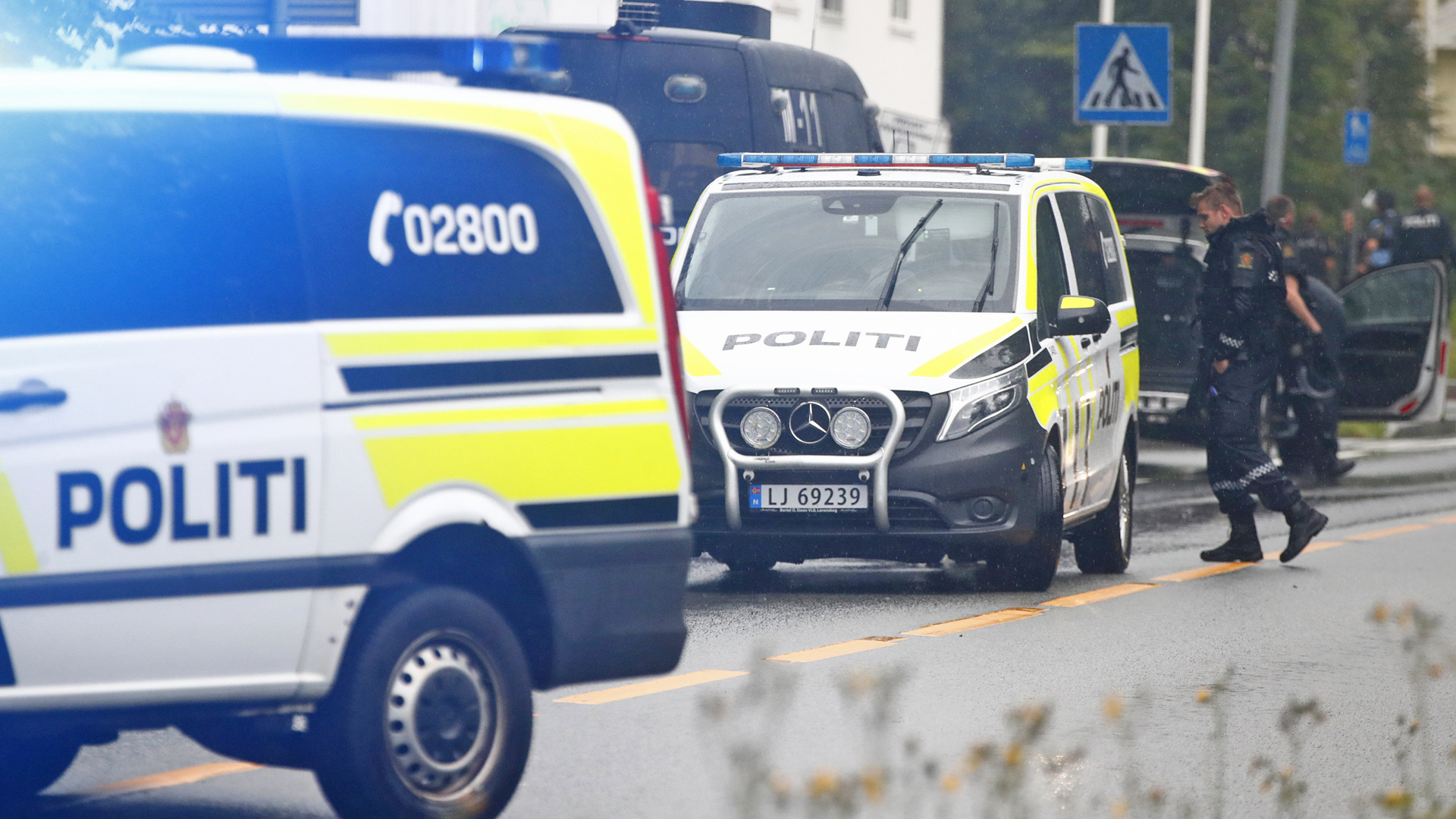 Polizeiwagen stehen vor einer Moschee in Baerum nahe Oslo | Bildquelle: AP