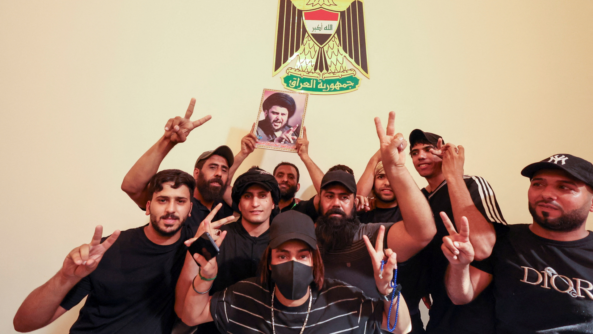 Anhänger des schiitischen Geistlichen Muktada al-Sadr in der "Grünen Zone" in Bagdad | REUTERS