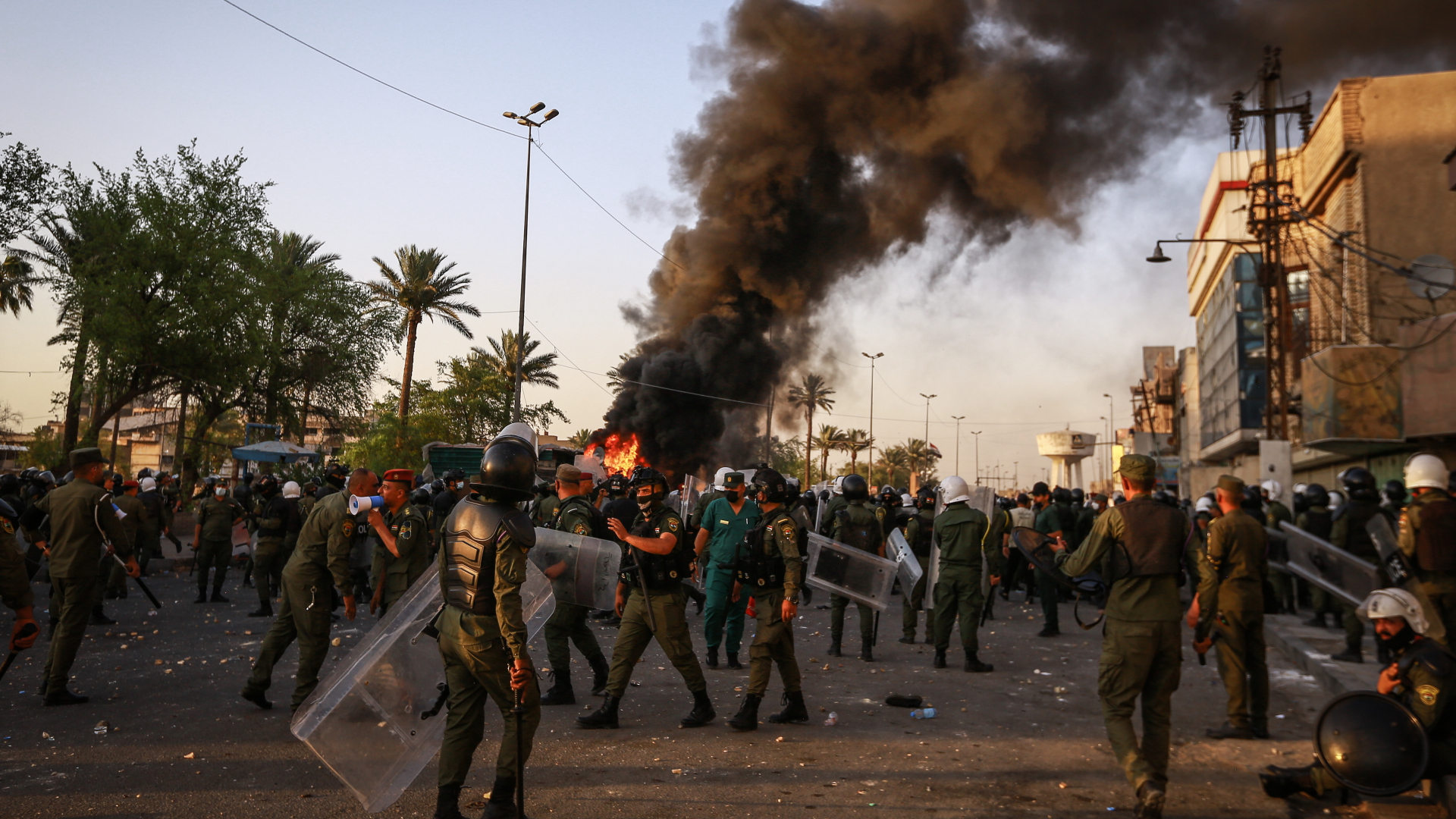 Protestierende und Sicherheitskräfte treffen auf einer Demonstration in Bagdad aufeinander  | dpa