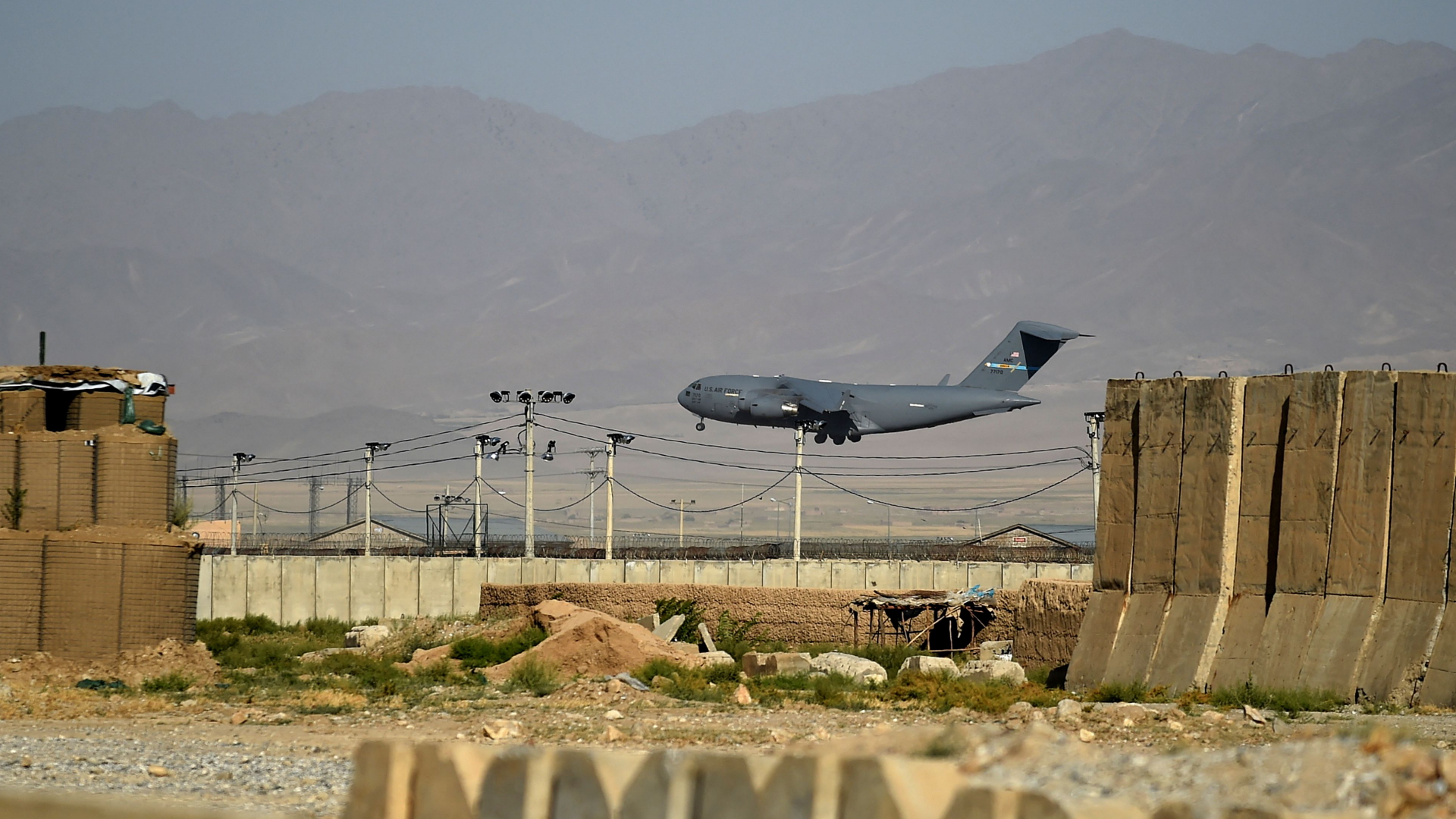 Eine Maschine der US-Air Force landet auf dem Militärstützpunkt Bagram in Afghanistan.