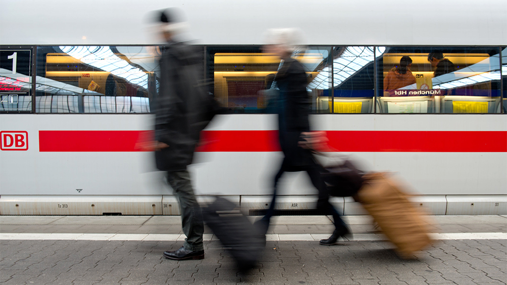 Ein DB Zug im Bahnhof. | Bildquelle: dpa