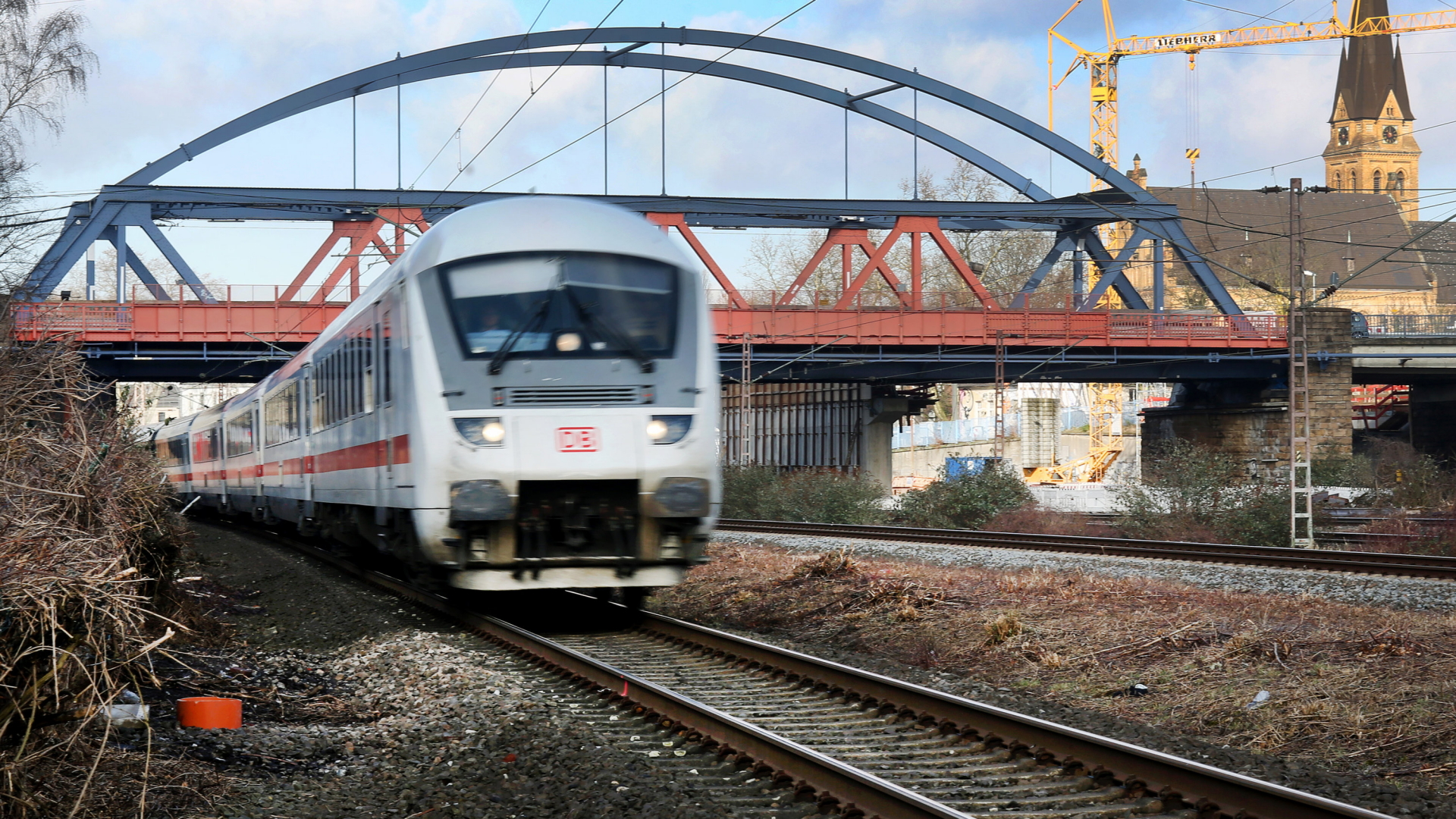 Ein Zug der Bahn fährt unter der maroden Brücke in Mülheim Styrum lang | dpa
