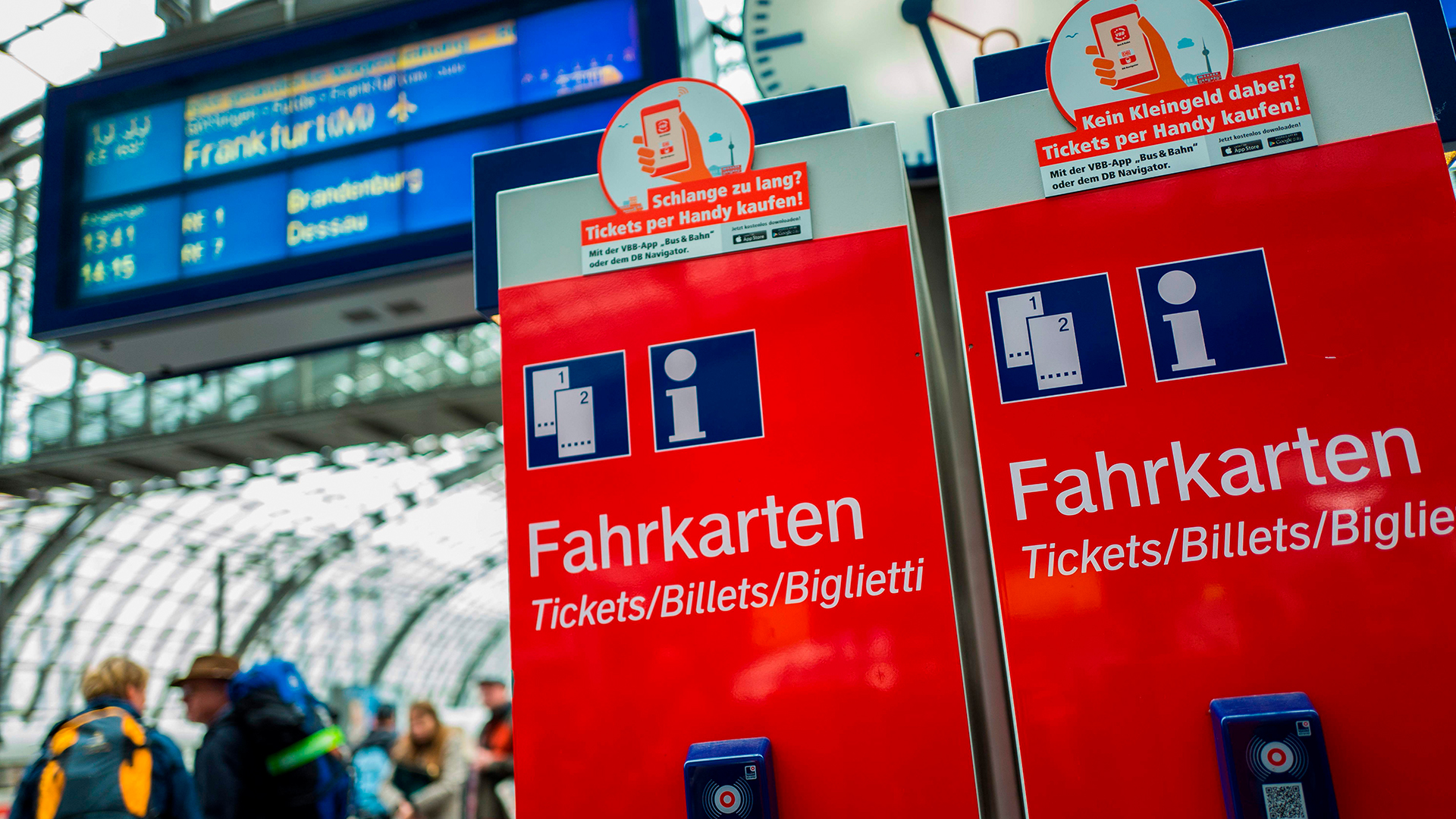 Fahrkartenautomaten der Deutschen Bahn (DB) auf einem Bahnsteig des Berliner Hauptbahnhofs.  | Bildquelle: AFP