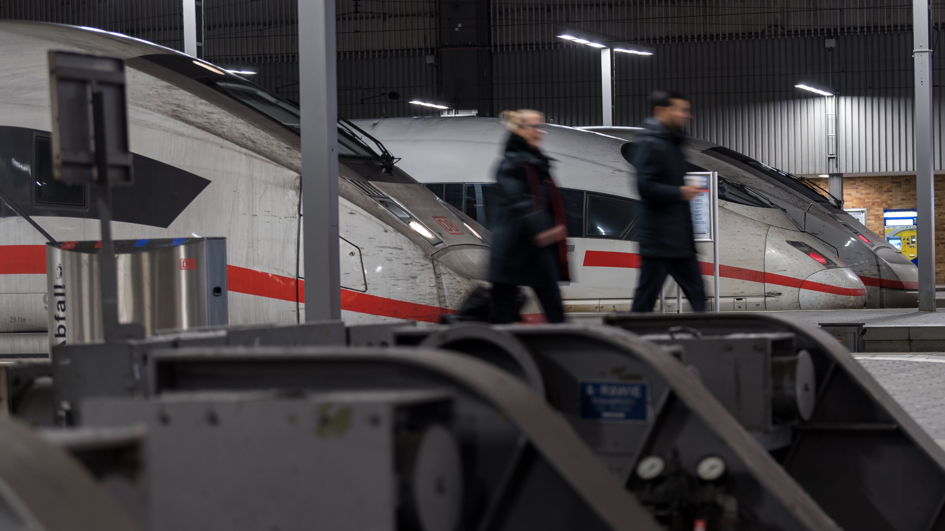 Züge stehen in München im Bahnhof | Bildquelle: dpa