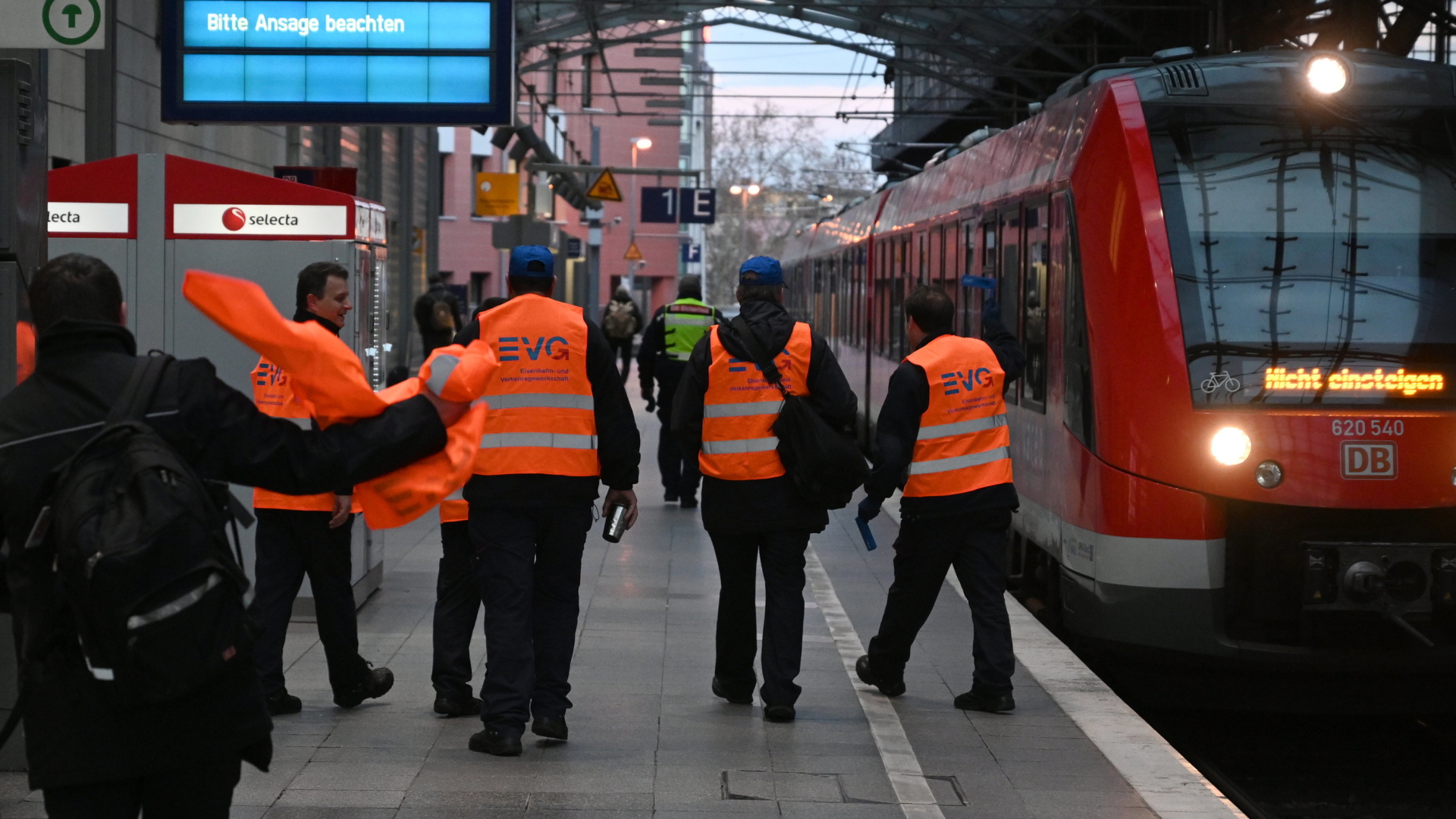 Streikende Bahn-Mitarbeiter  | Bildquelle: dpa