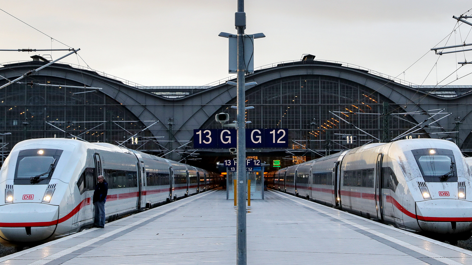 Drei ICE Fernzüge warten im Hauptbahnhof Leipzig. | dpa