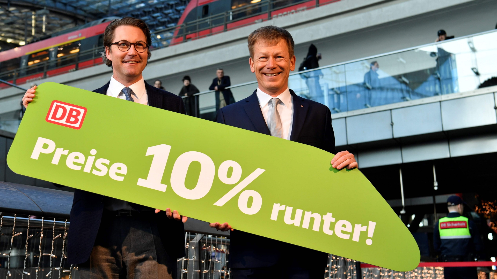 Verkehrsminister Scheuer (links) und Bahnchef Lutz präsentieren werbewirksam die günstigeren Ticketpreise zum 1. Januar. | AFP