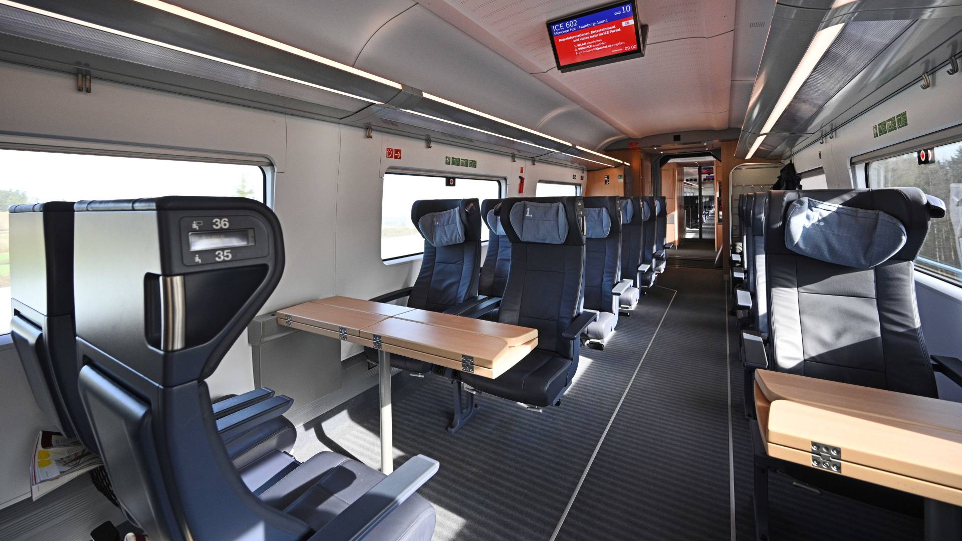 Leere Sitze im ICE 602 von München nach Hamburg am Montagmorgen. | Bildquelle: dpa