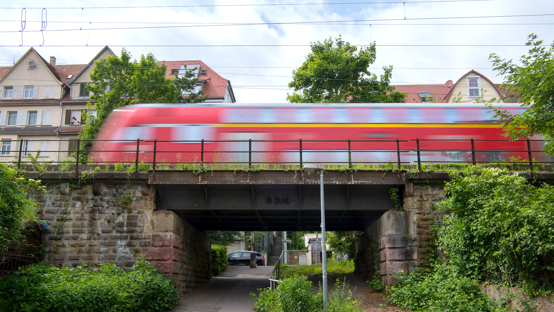 Eine Regionalbahn fährt in Stuttgart (Baden-Württemberg) über eine Eisenbahnbrücke | picture alliance / Marijan Murat