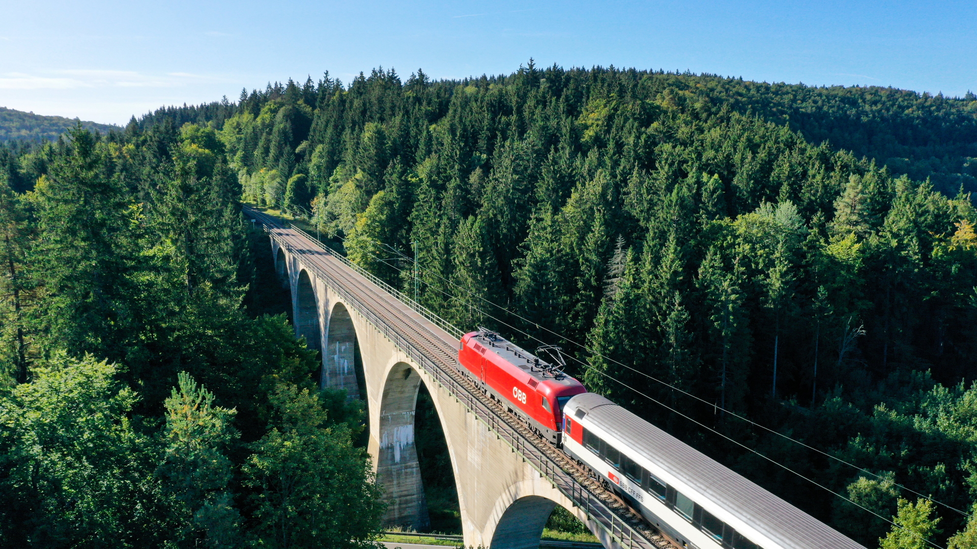 Ein Zug der ÖBB fährt über die Einöd-Talbrücke bei Hattingen. | dpa