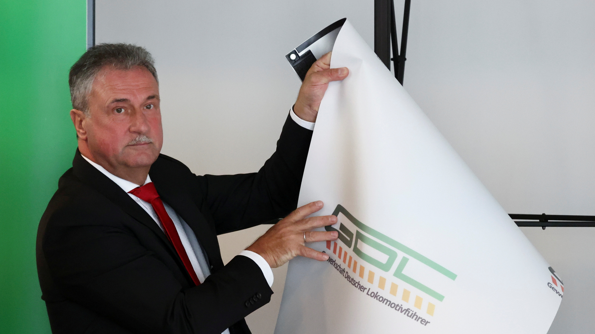 GDL-Chef Claus Weselsky mit einem Plakat der Lokführergewekschaft | REUTERS
