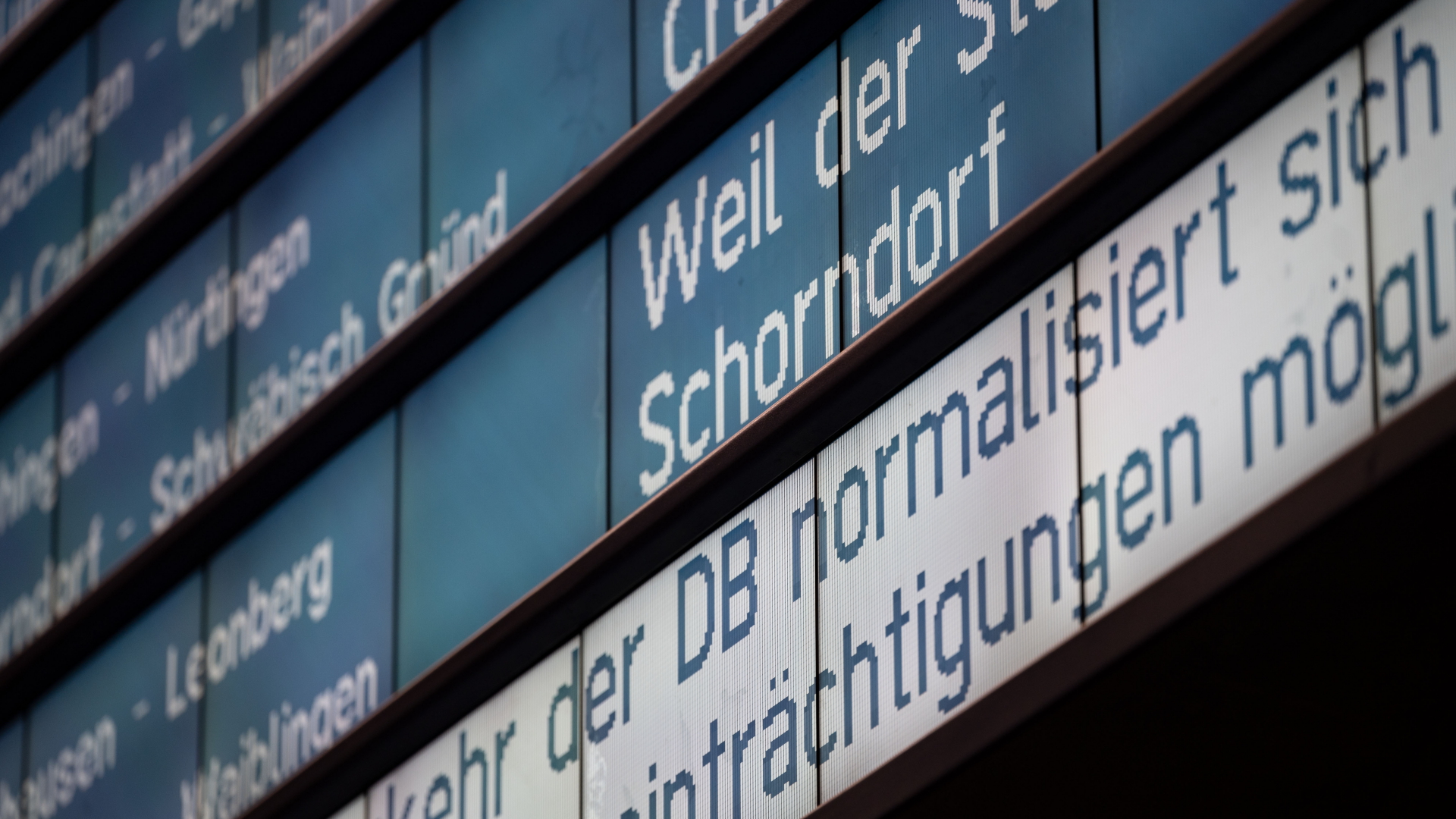 Eine Anzeige weist im Hauptbahnhof Stuttgart auf das Ende des Streiks der Lokführergewerkschaft GDL hin. | dpa