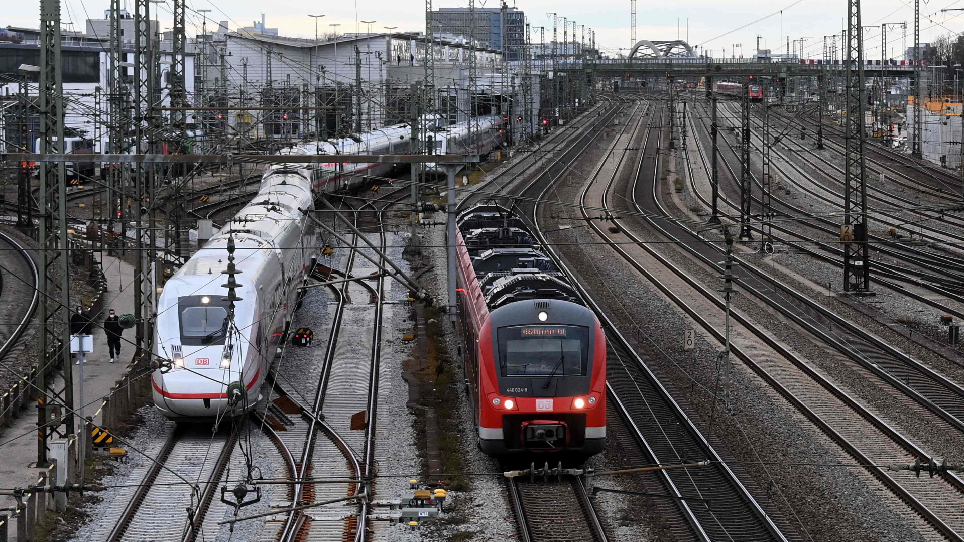 Züge stehen auf Gleisen in der Nähe des Münchner Hauptbahnhofs