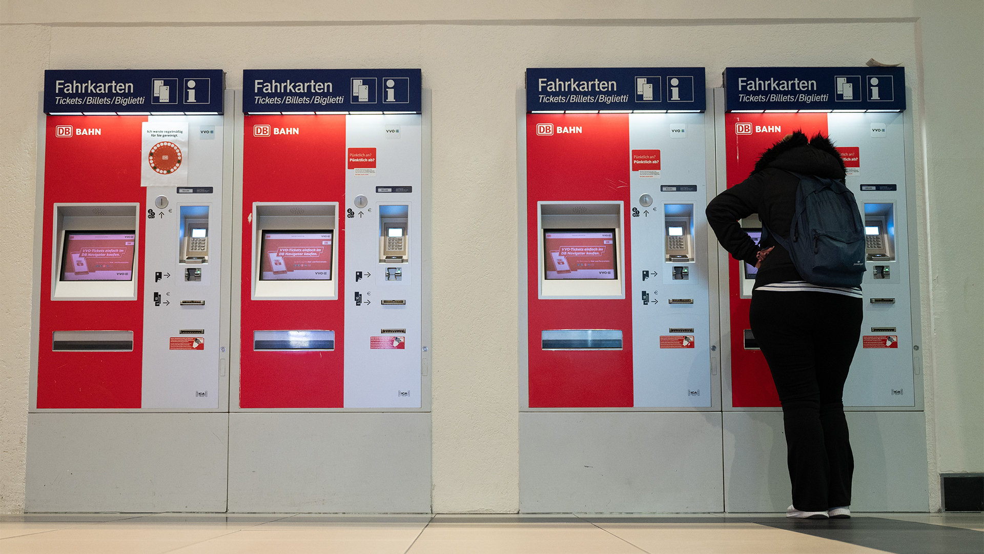 Eine Frau an einem Ticket-Automaten der Deutschen Bundesbahn.