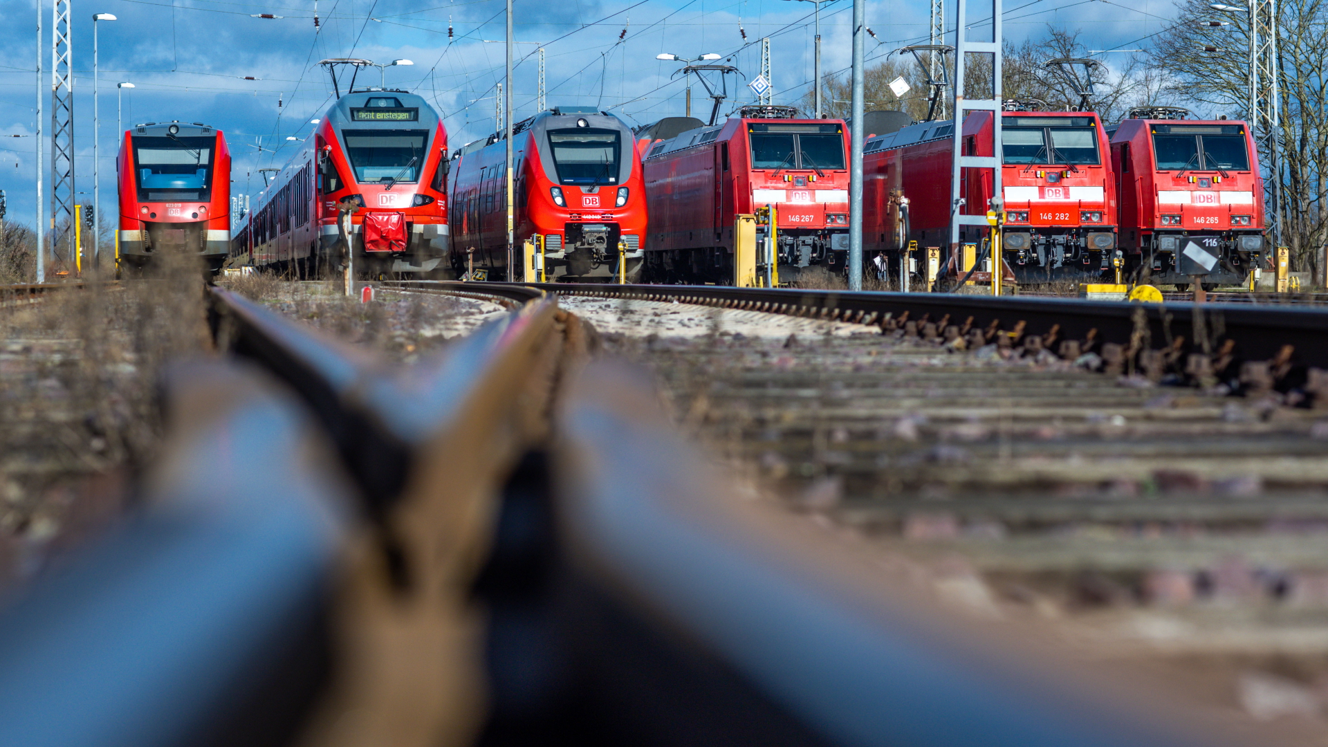 Personenzüge der Deutschen Bahn stehen auf Gleisen