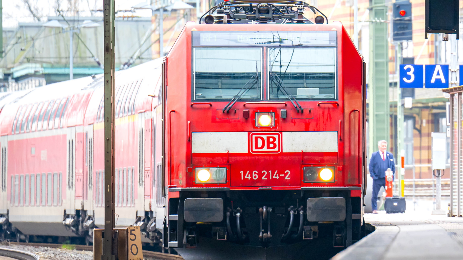 Ein Zug der Deutschen Bahn fährt in den Bremer Hauptbahnhof.