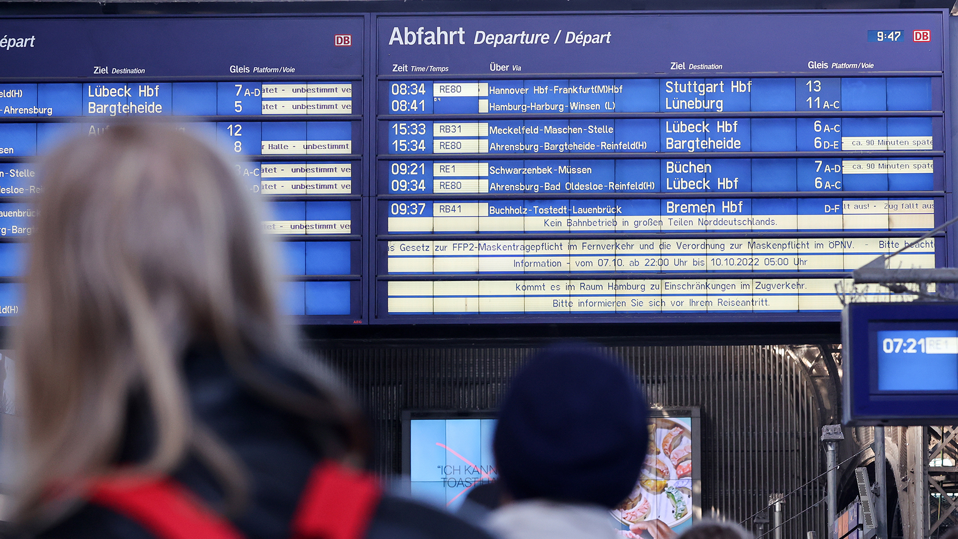 Zugausfälle und Verspätungen werden im Hauptbahnhof Hamburg an einer Anzeigentafel angezeigt.