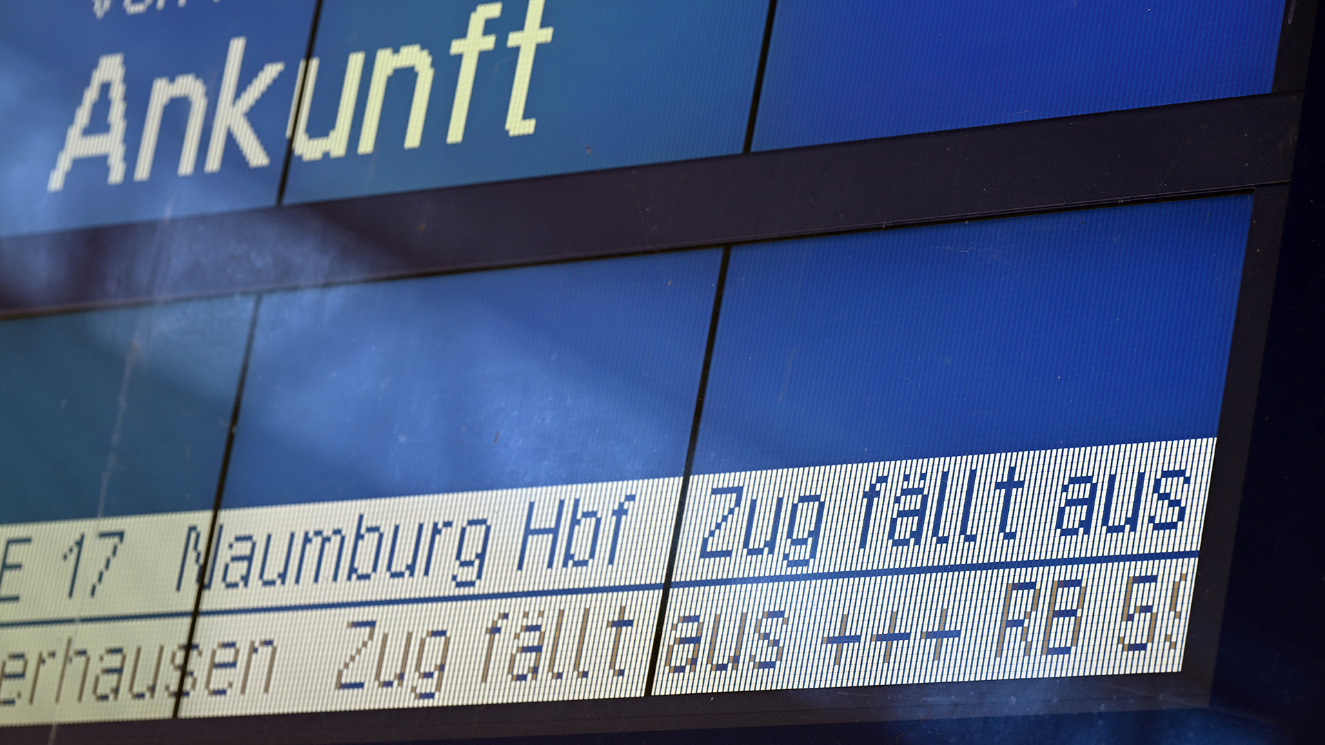 Anzeigetafel im Erfurter Hauptbahnhof.