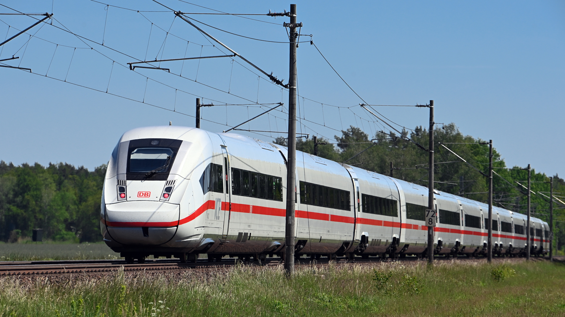 Ein Intercity vom Typ ICE 4 fährt aus Hamburg kommend in Richtung Berlin (2021) | dpa