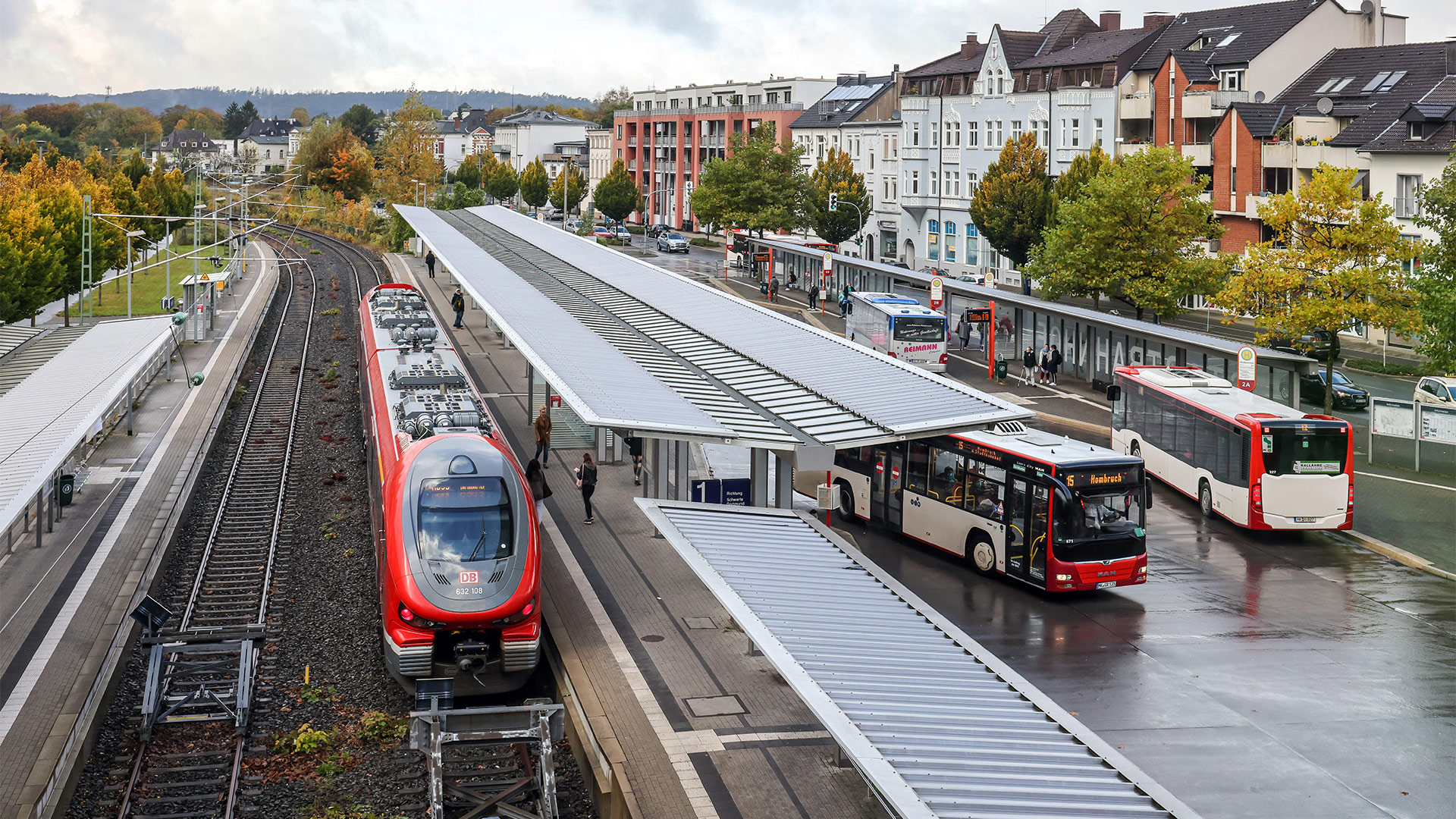 Zug und Busse am Bahnhof Iserlohn | picture alliance / Rupert Oberh