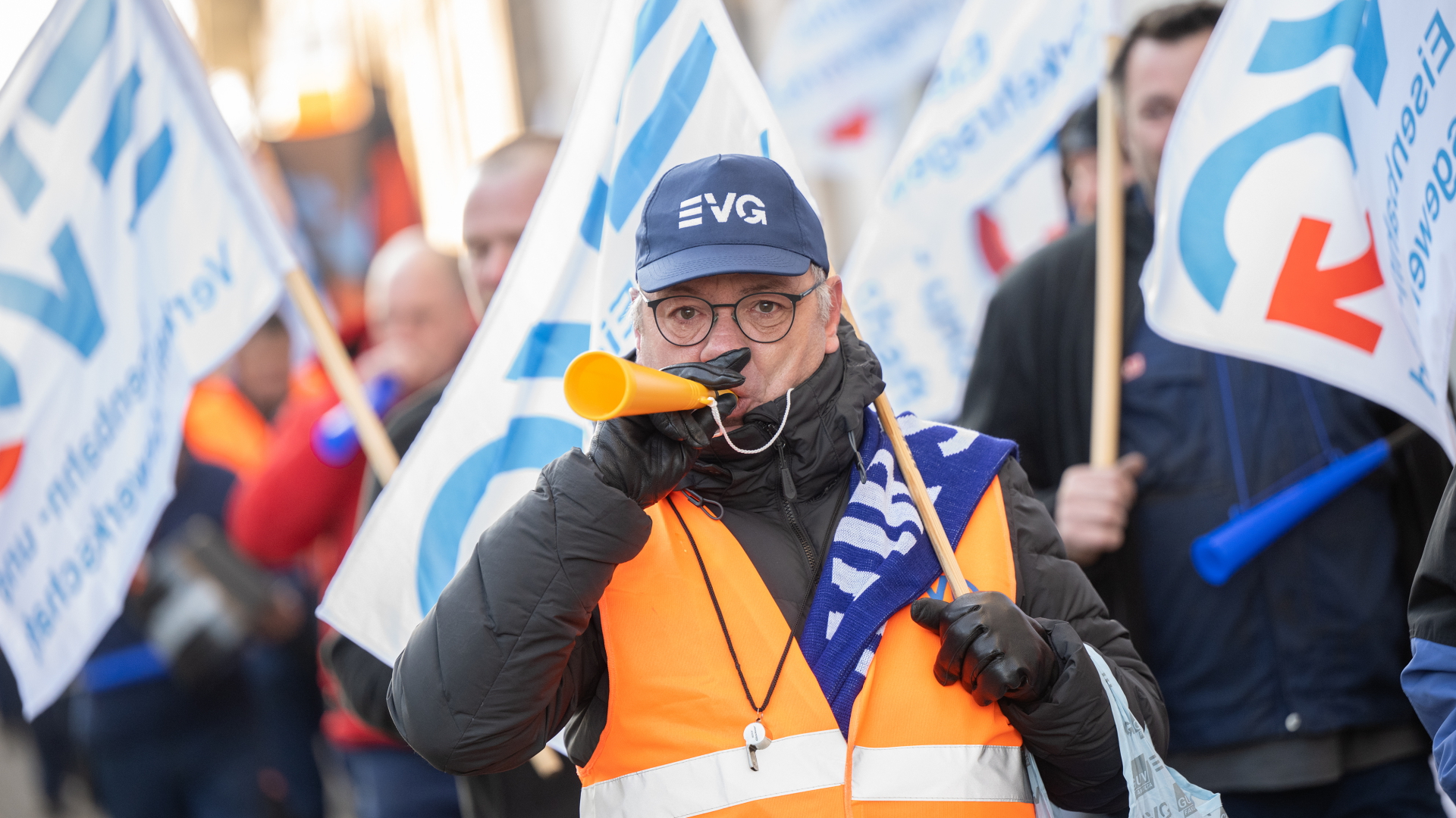 Ein Gewerkschafter in Warnweste und mit Tröte beim Verhandlungsauftakt zwischen Bahn und EVG in Fulda. | dpa