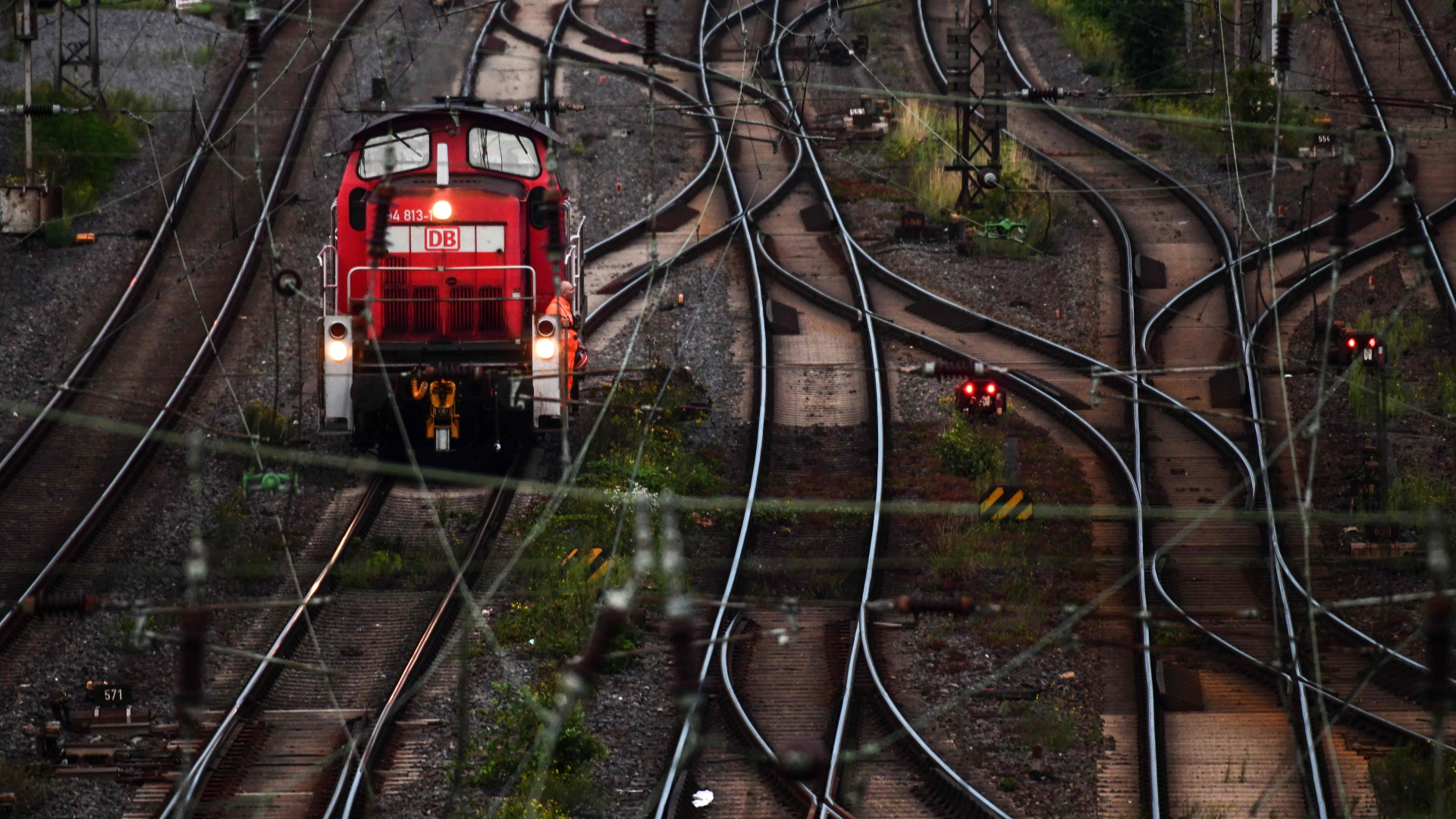 Eine Lok steht auf einem Gleis in Hagen. | AFP
