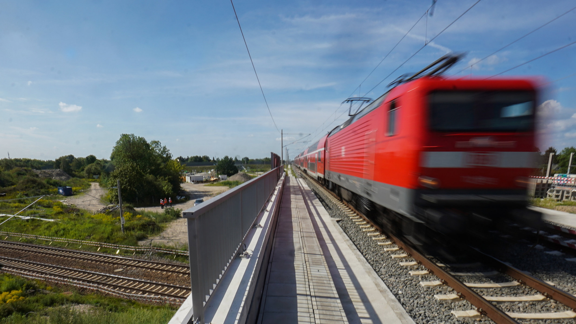 Berlin: Eine Fernbahn fährt am Karower Kreuz über eine neue Brücke. | dpa