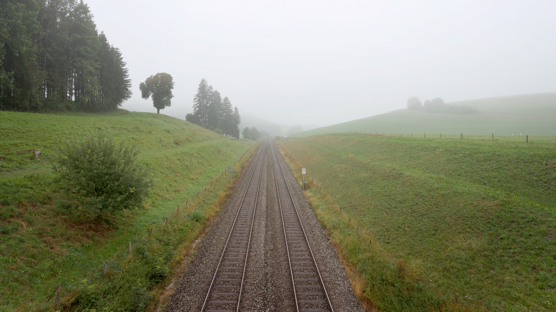 Gleise auf einer nicht elektrifizierten Nebenstrecke der Deutschen Bahn in Bayern. | dpa
