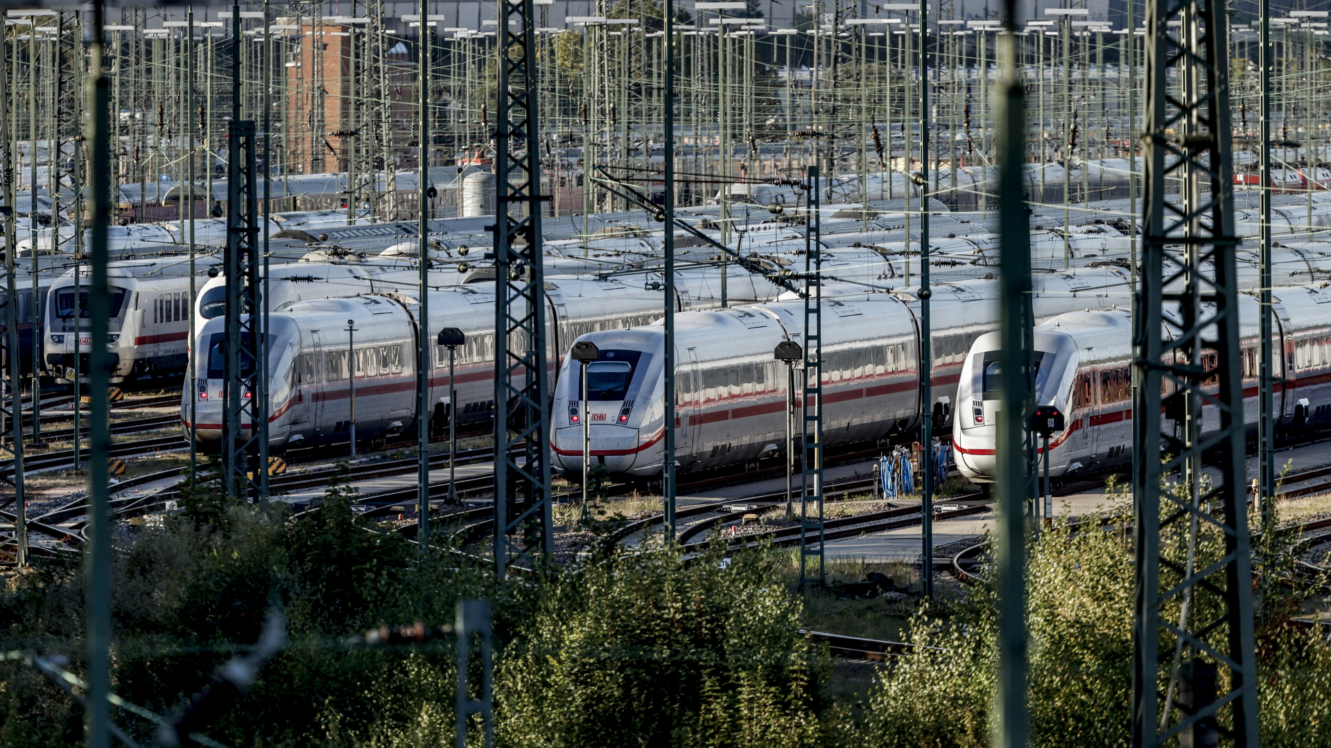 ICE-Züge stehen im Betriebswerk Stellingen in Hamburg. | dpa