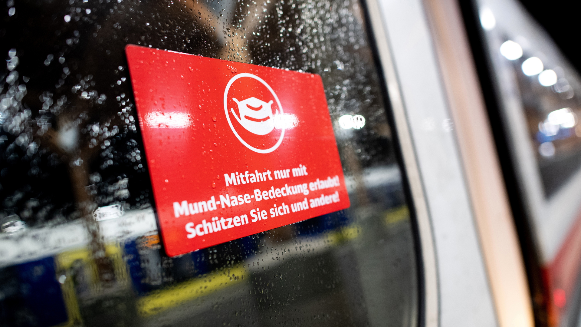 Ein Schild mit der Aufschrift "Mitfahrt nur mit Mund-Nase-Bedeckung erlaubt! Schützen Sie sich und andere!" klebt an der Zugtür eines ICE der Deutschen Bahn. | dpa