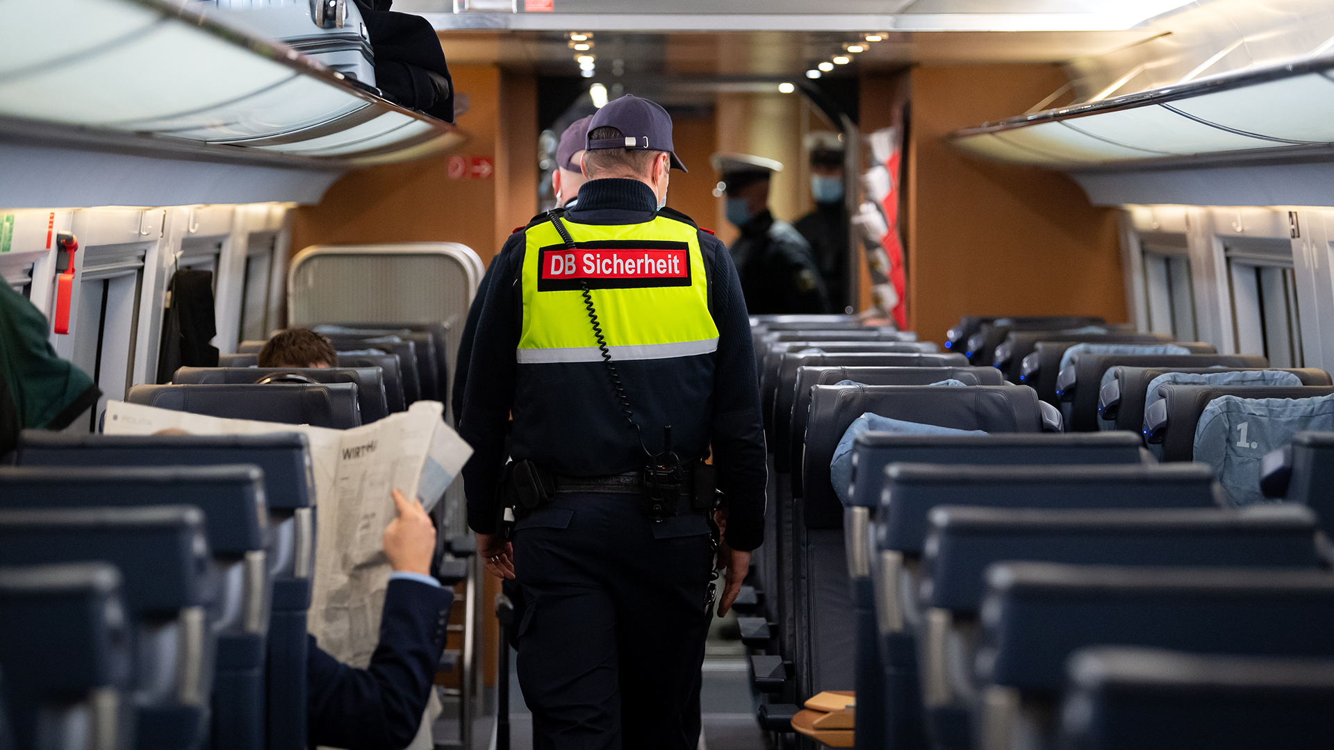 Kontrollpersonal im Zug der Deutschen Bahn | dpa
